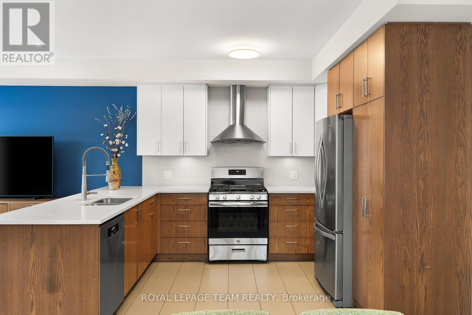 649 Churchill Avenue N