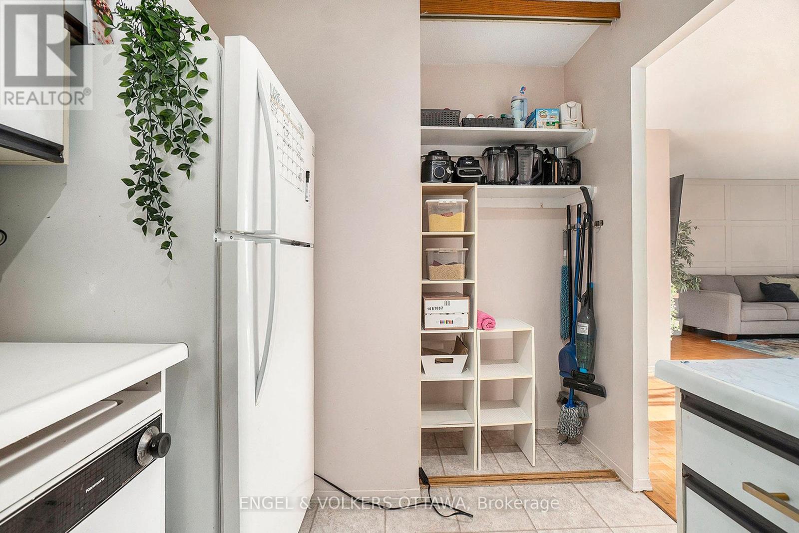 907 - 475 Laurier Avenue W