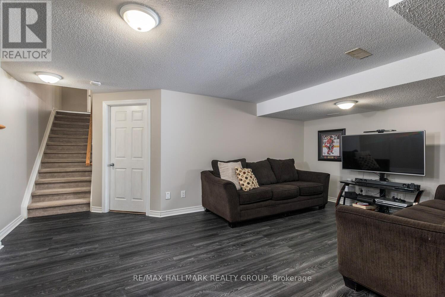 266 Horseshoe Crescent