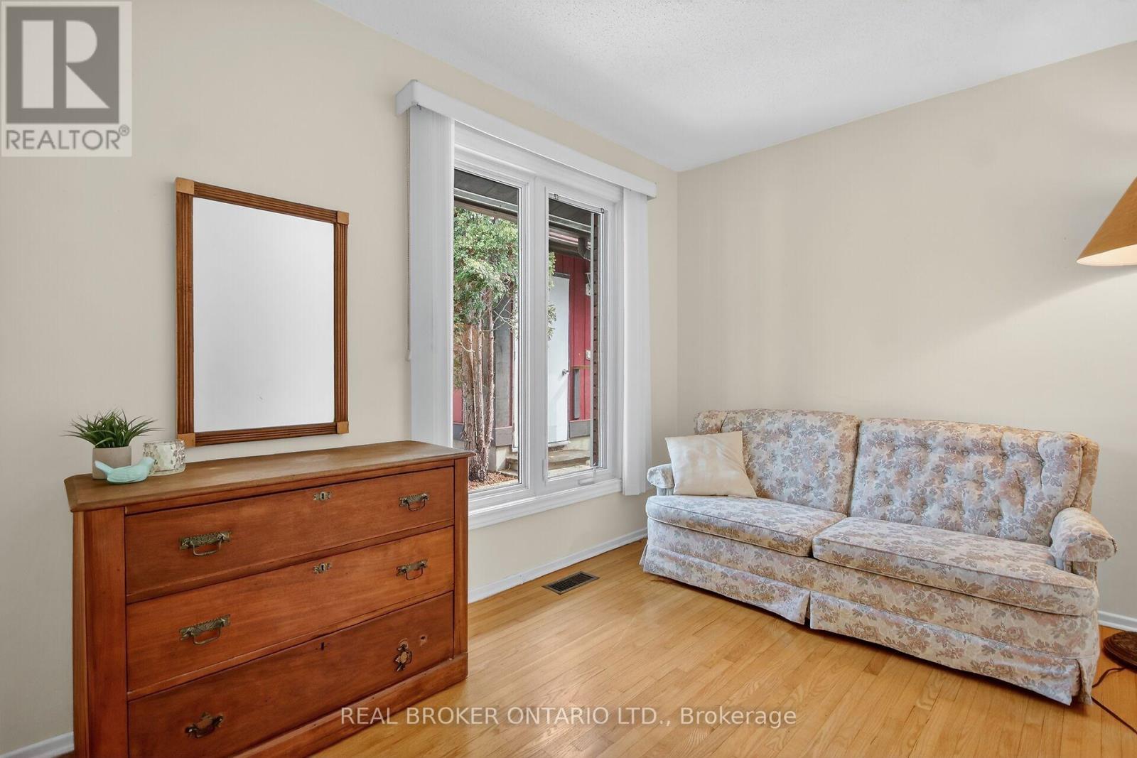 10 Amundsen Crescent