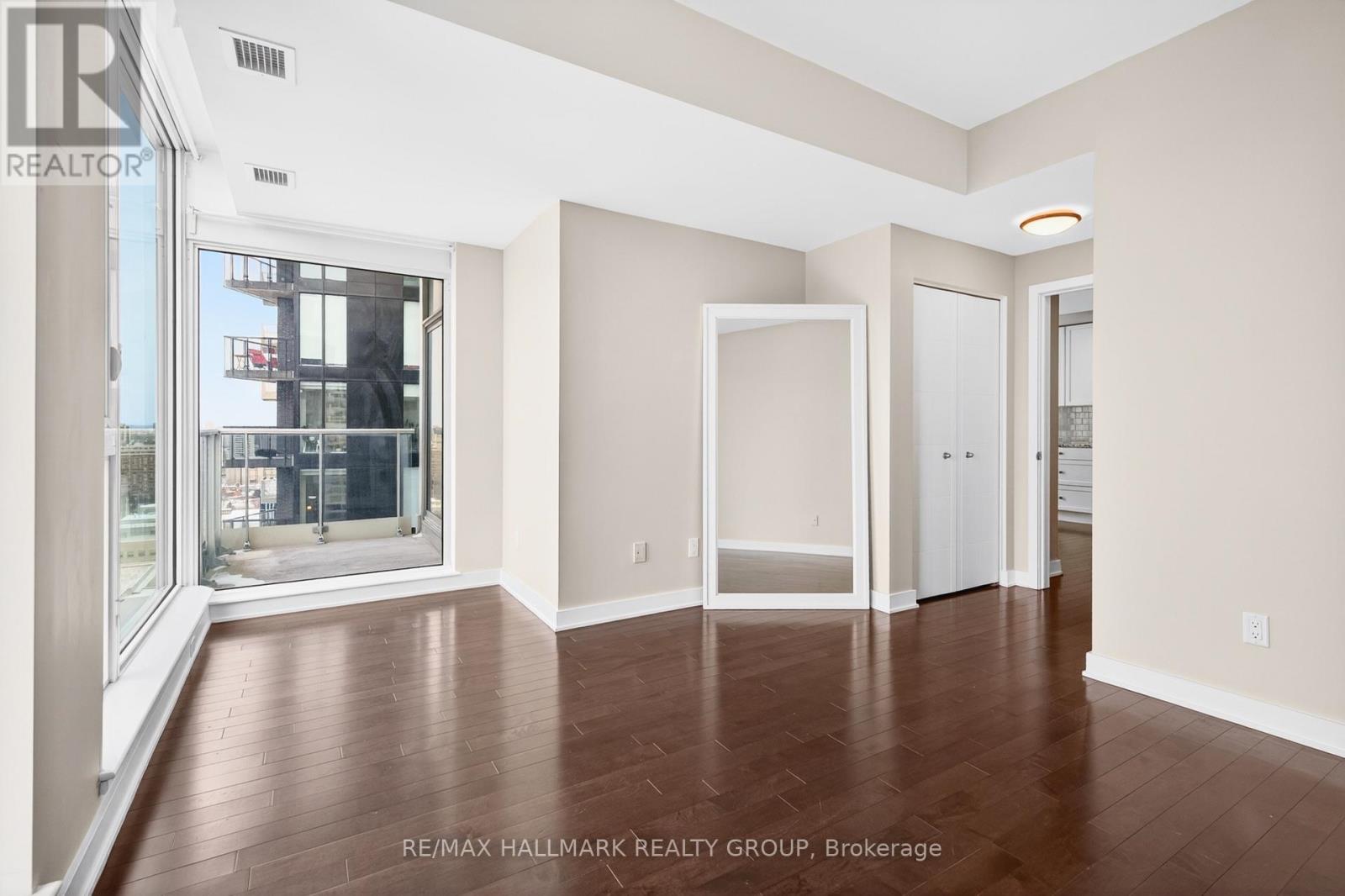 2104 - 179 Metcalfe Street