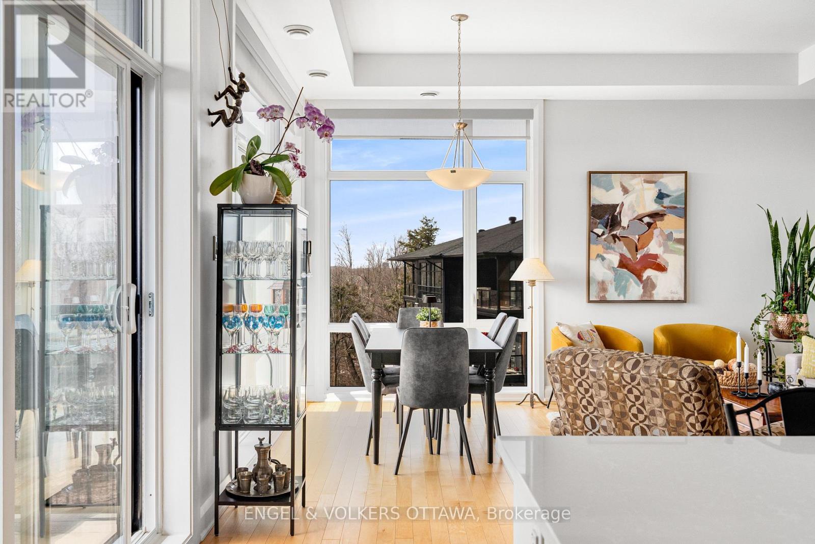 402 - 110 Cortile Private