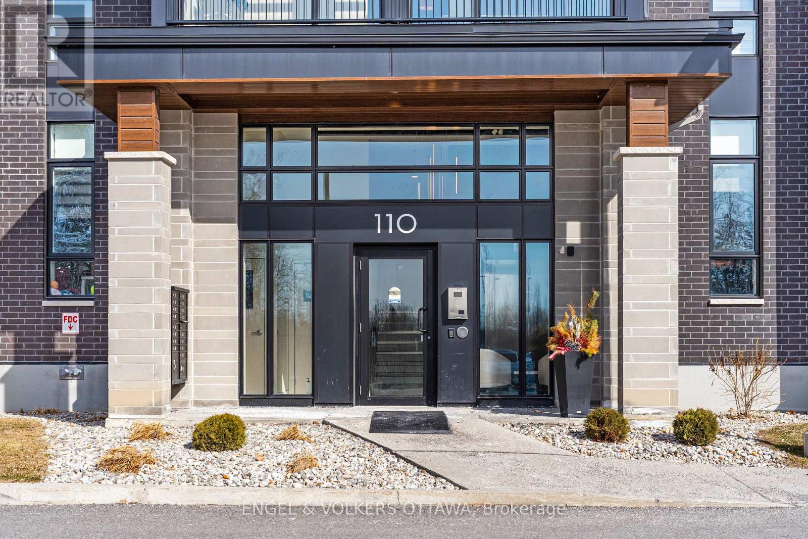 402 - 110 Cortile Private