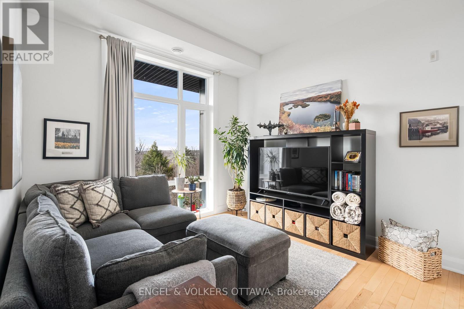 402 - 110 Cortile Private