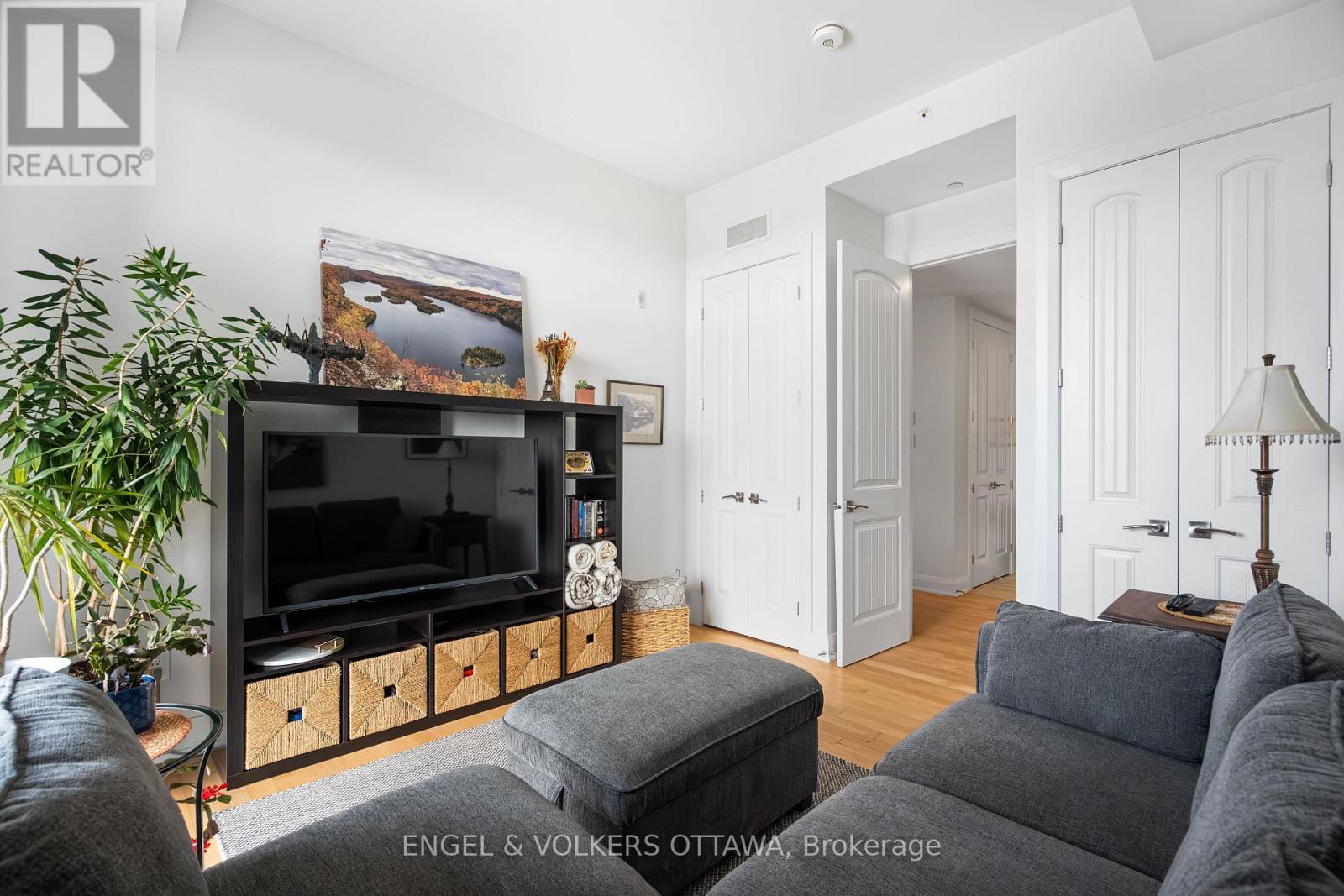 402 - 110 Cortile Private