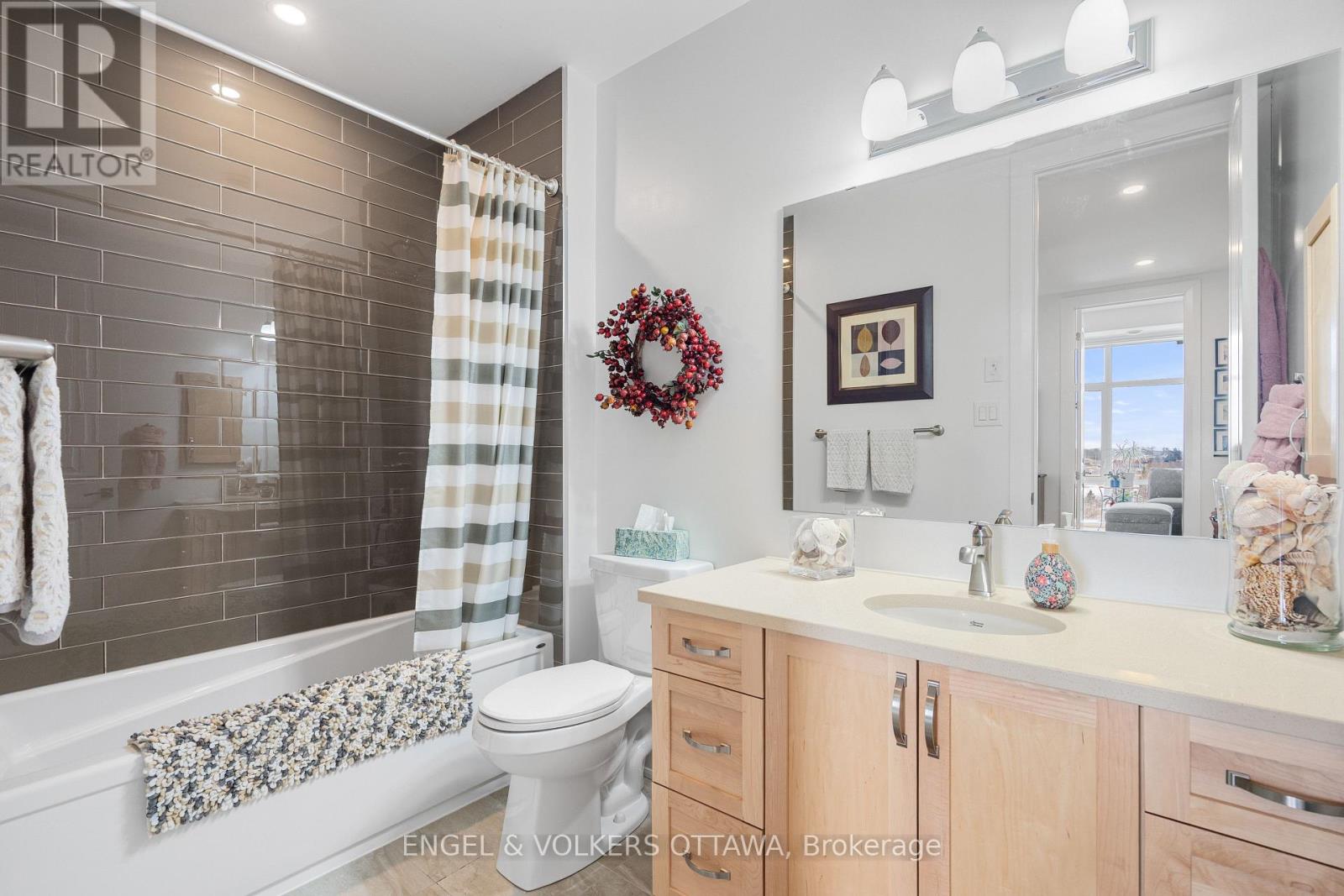 402 - 110 Cortile Private