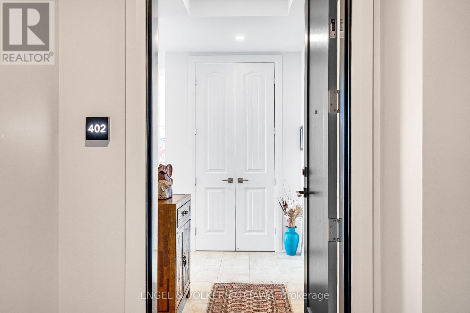 402 - 110 Cortile Private