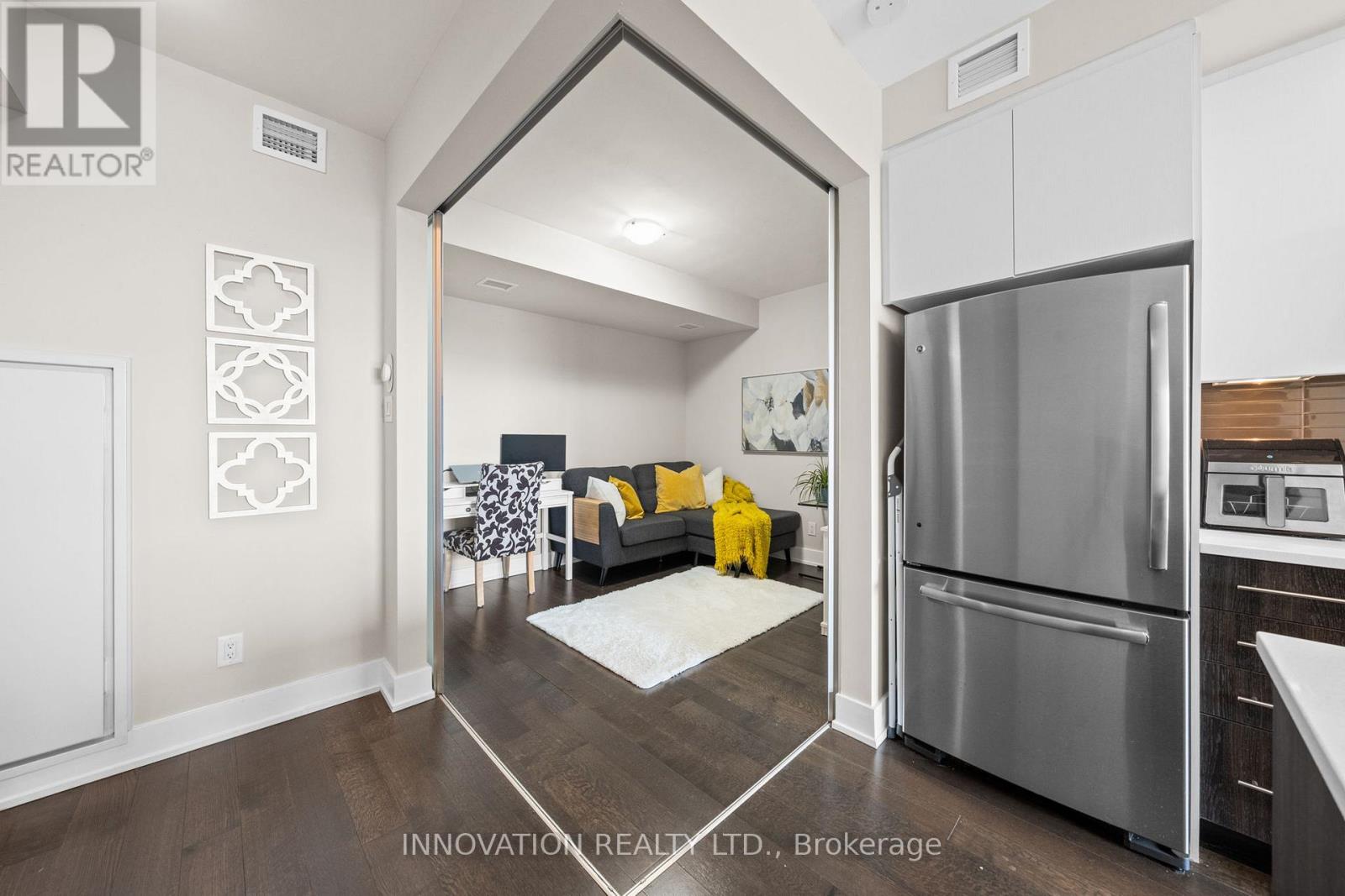 807 - 88 Richmond Road