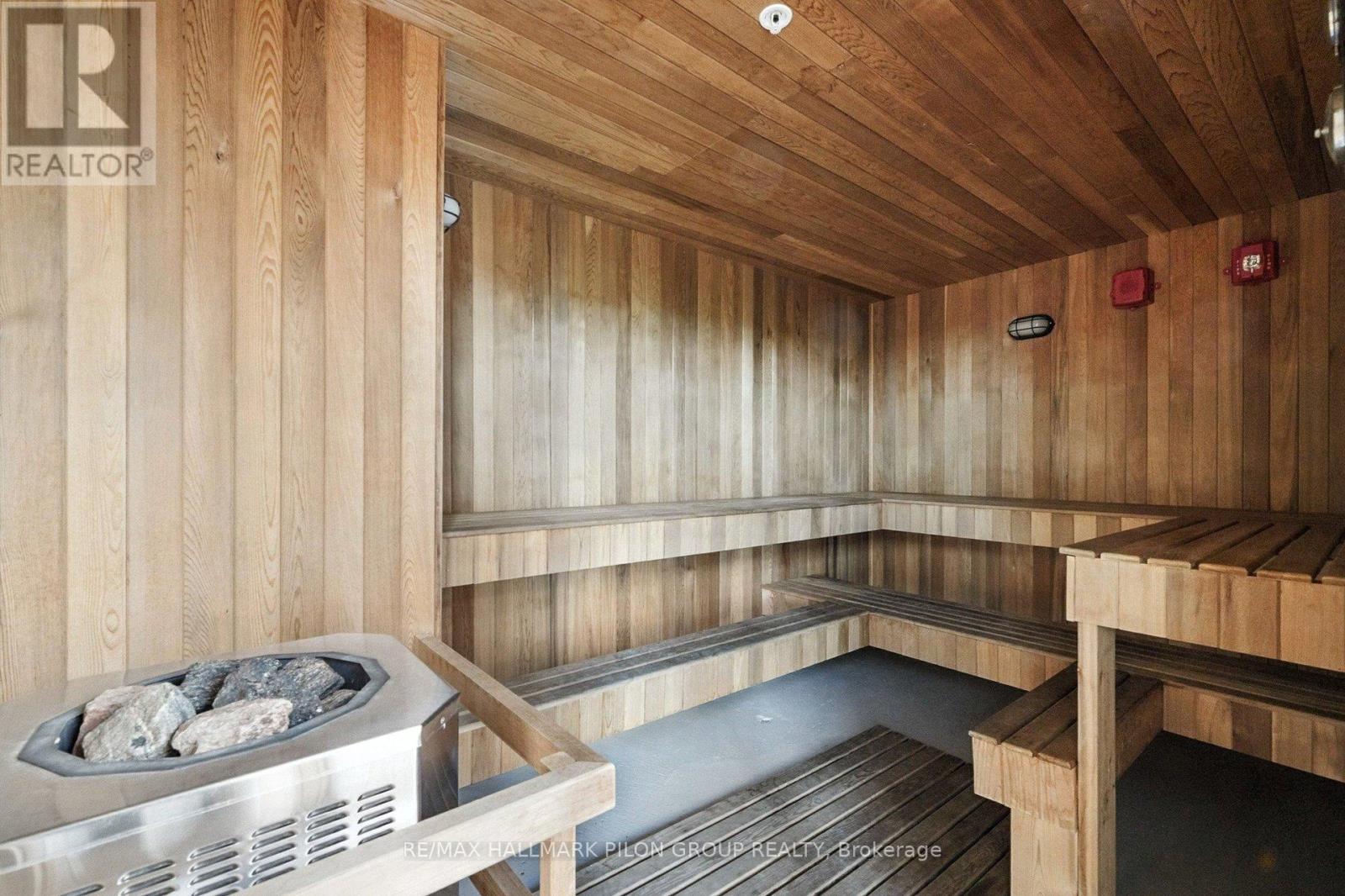 908 - 805 Carling Avenue