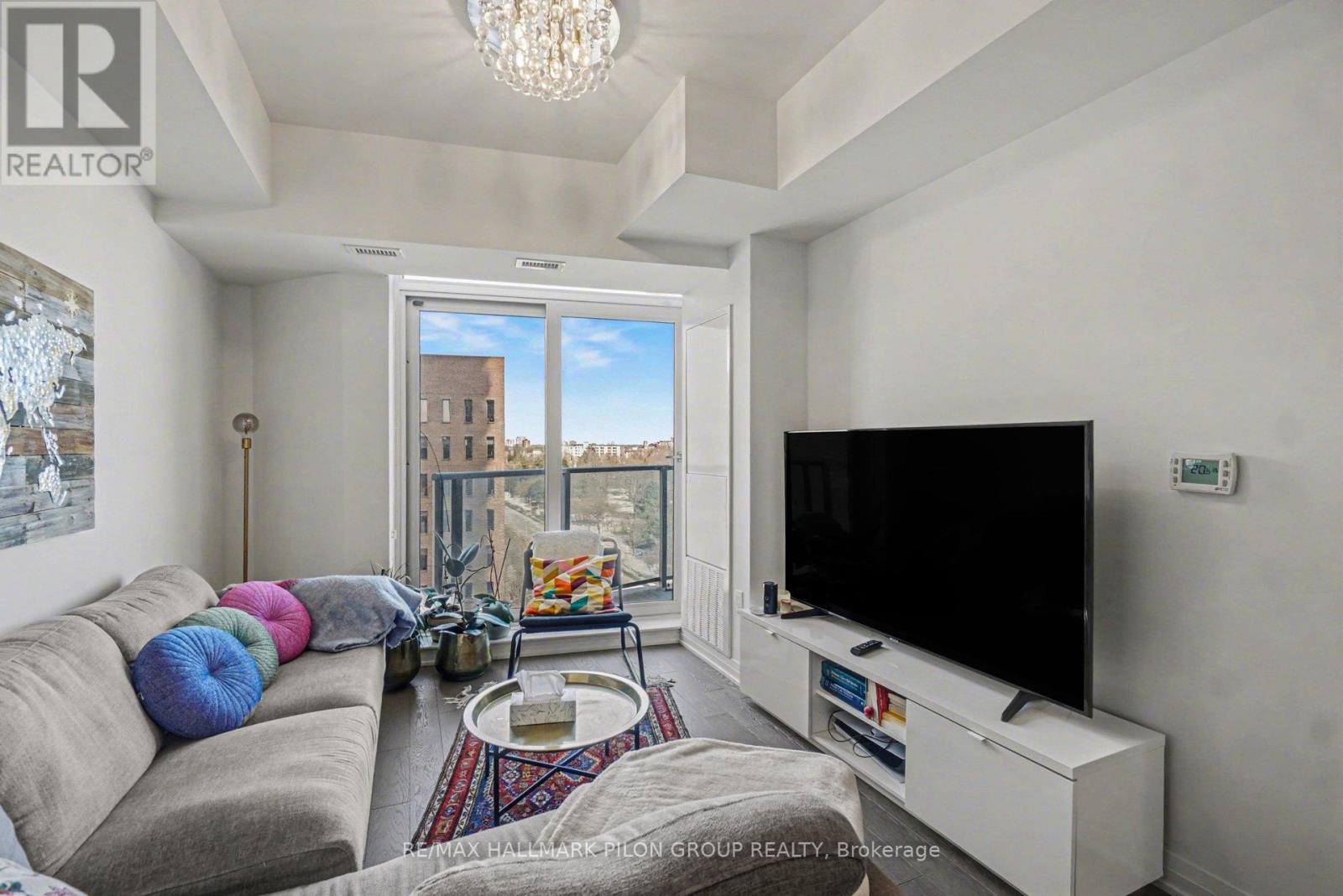 908 - 805 Carling Avenue