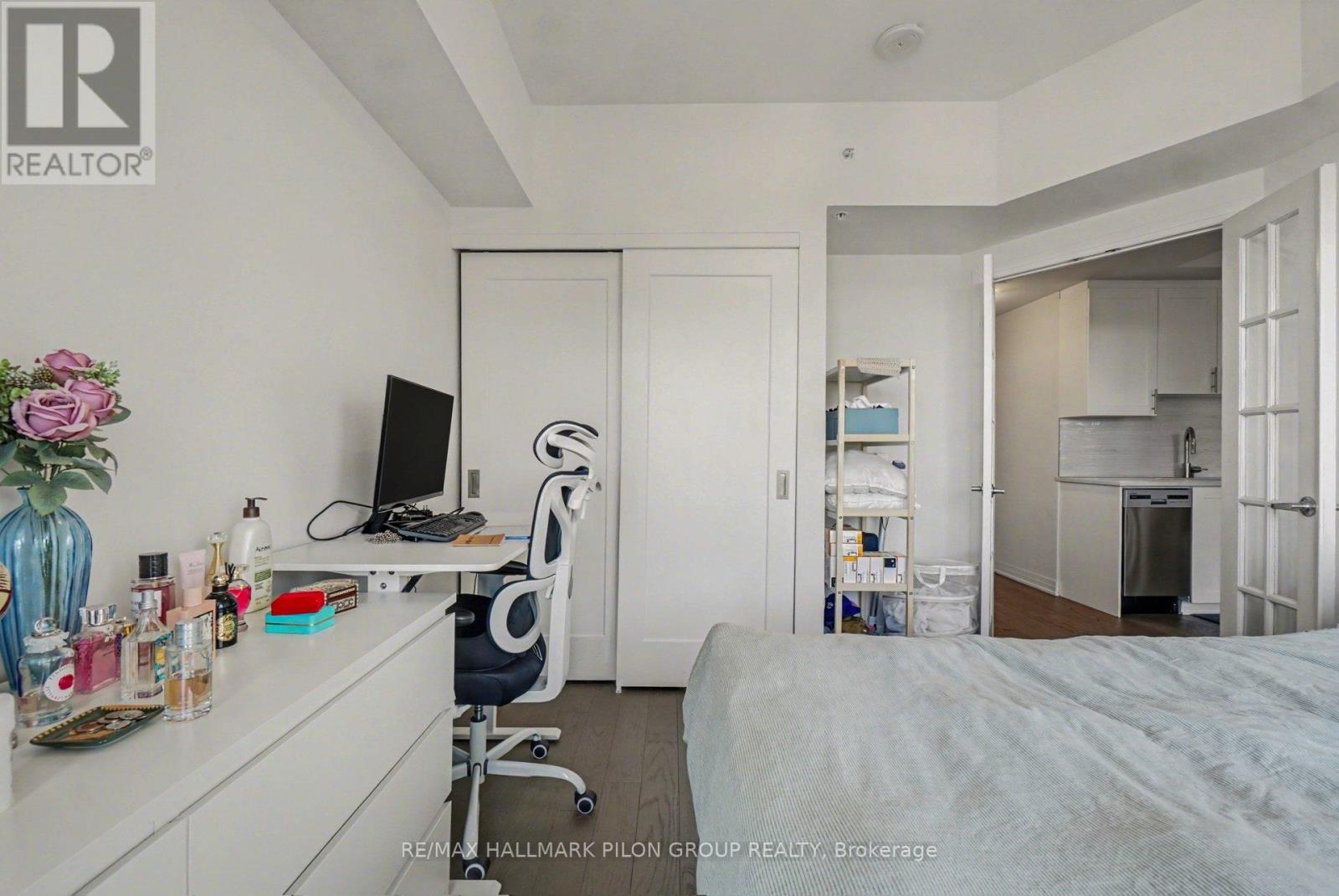 908 - 805 Carling Avenue