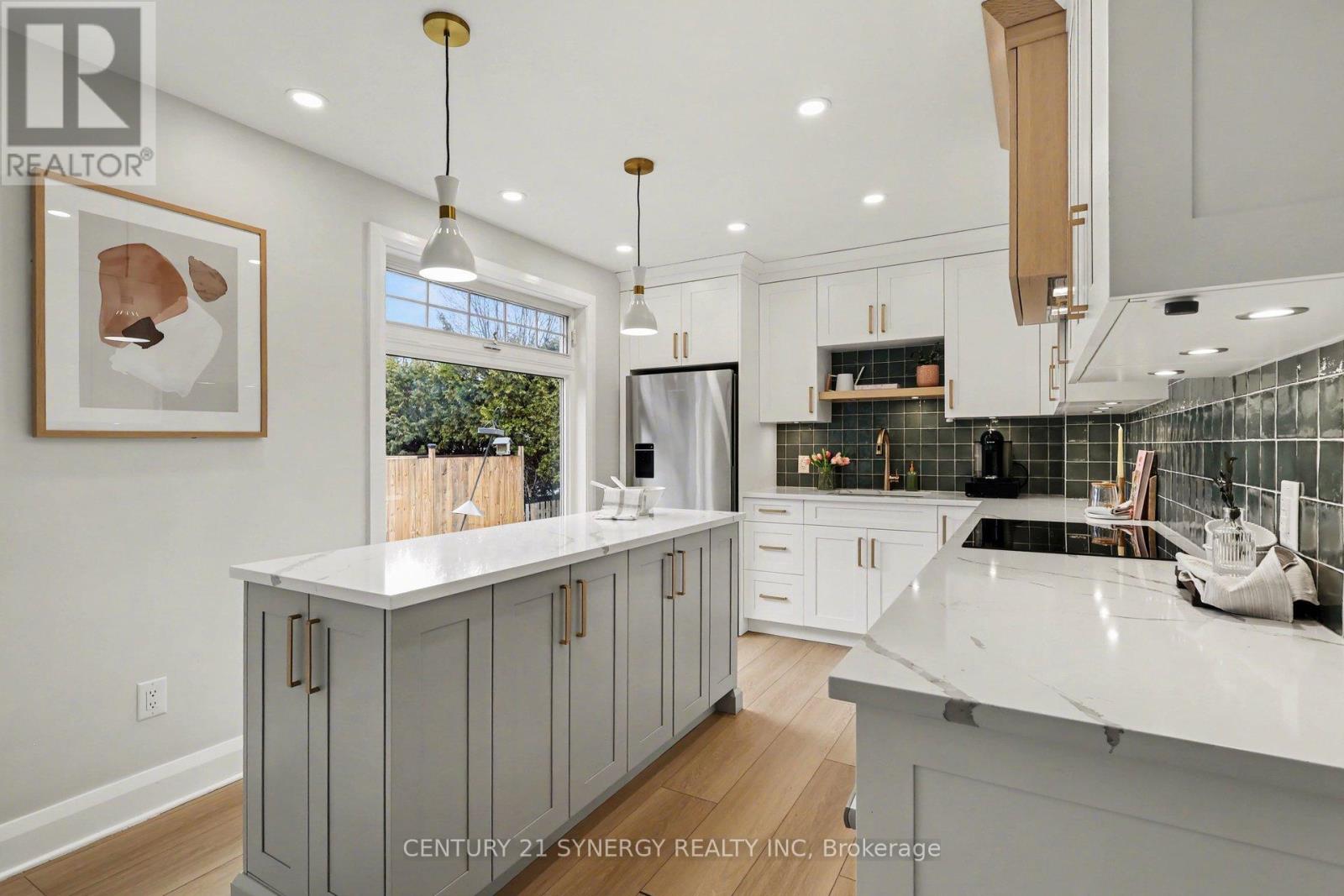 771 Vinette Crescent