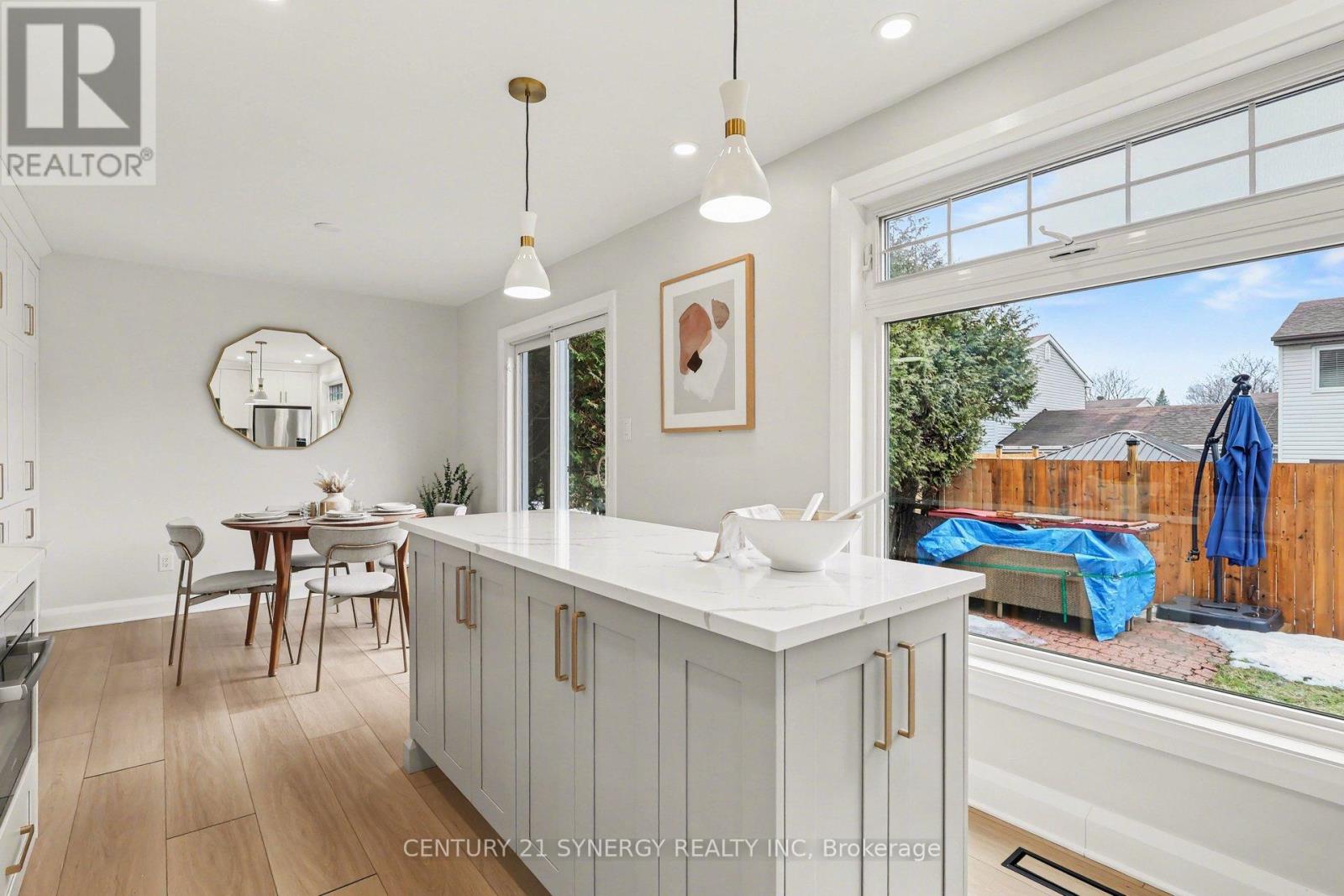 771 Vinette Crescent