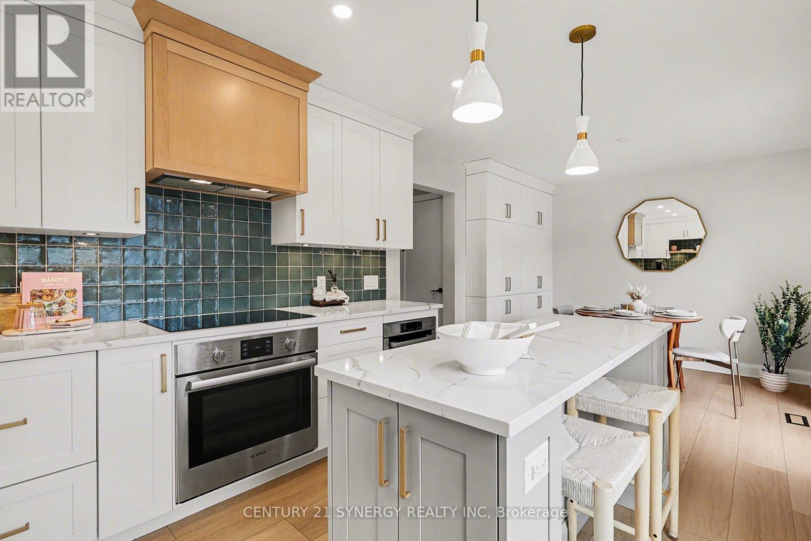 771 Vinette Crescent