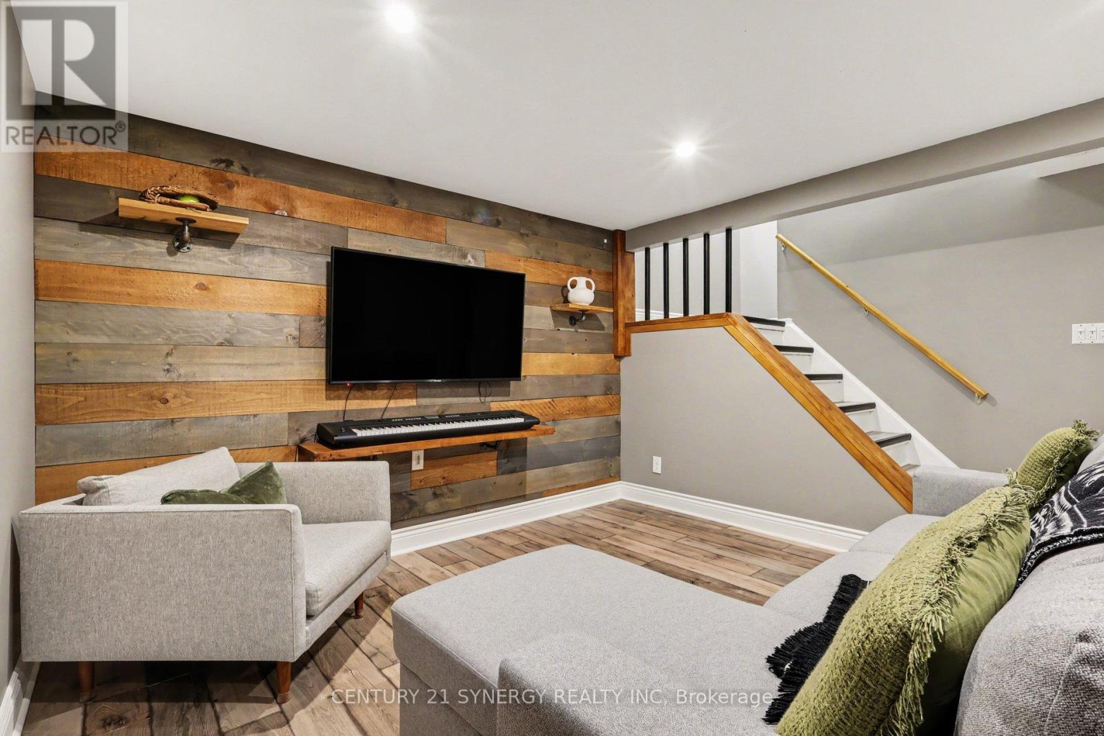 771 Vinette Crescent