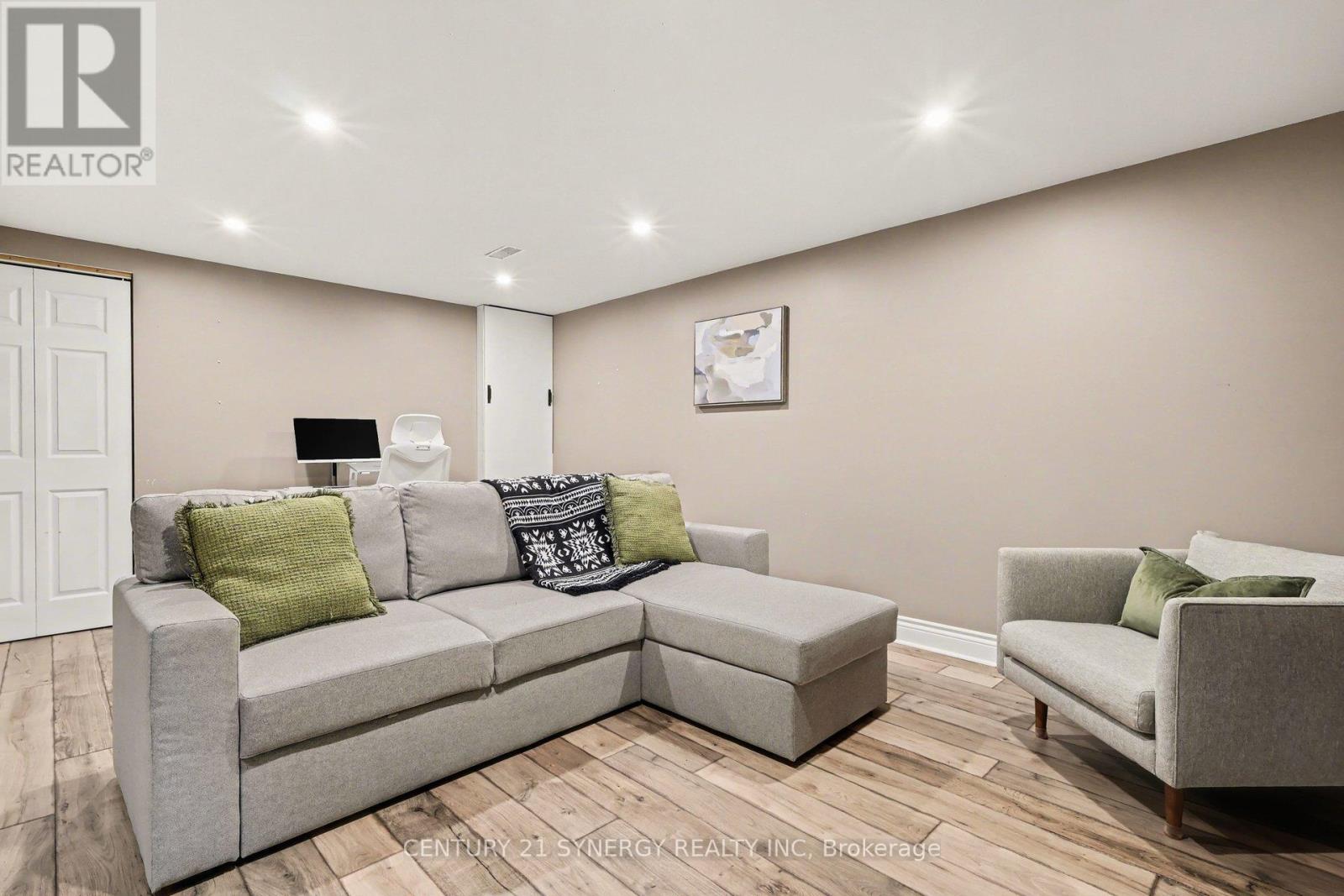 771 Vinette Crescent