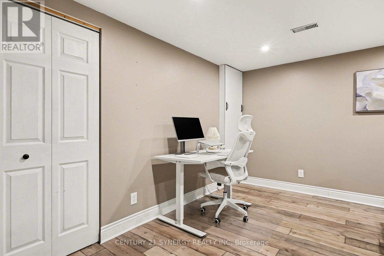 771 Vinette Crescent