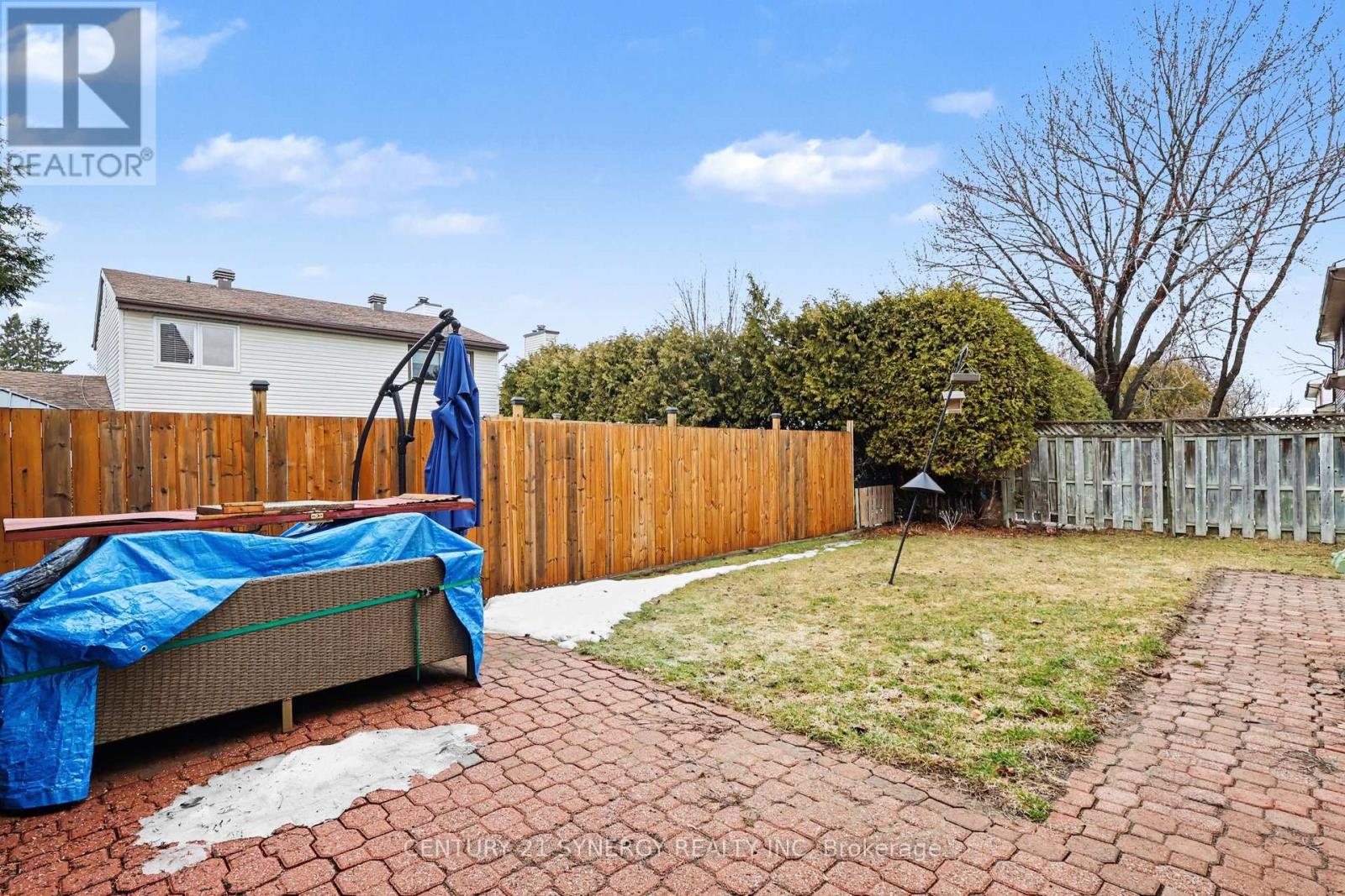 771 Vinette Crescent