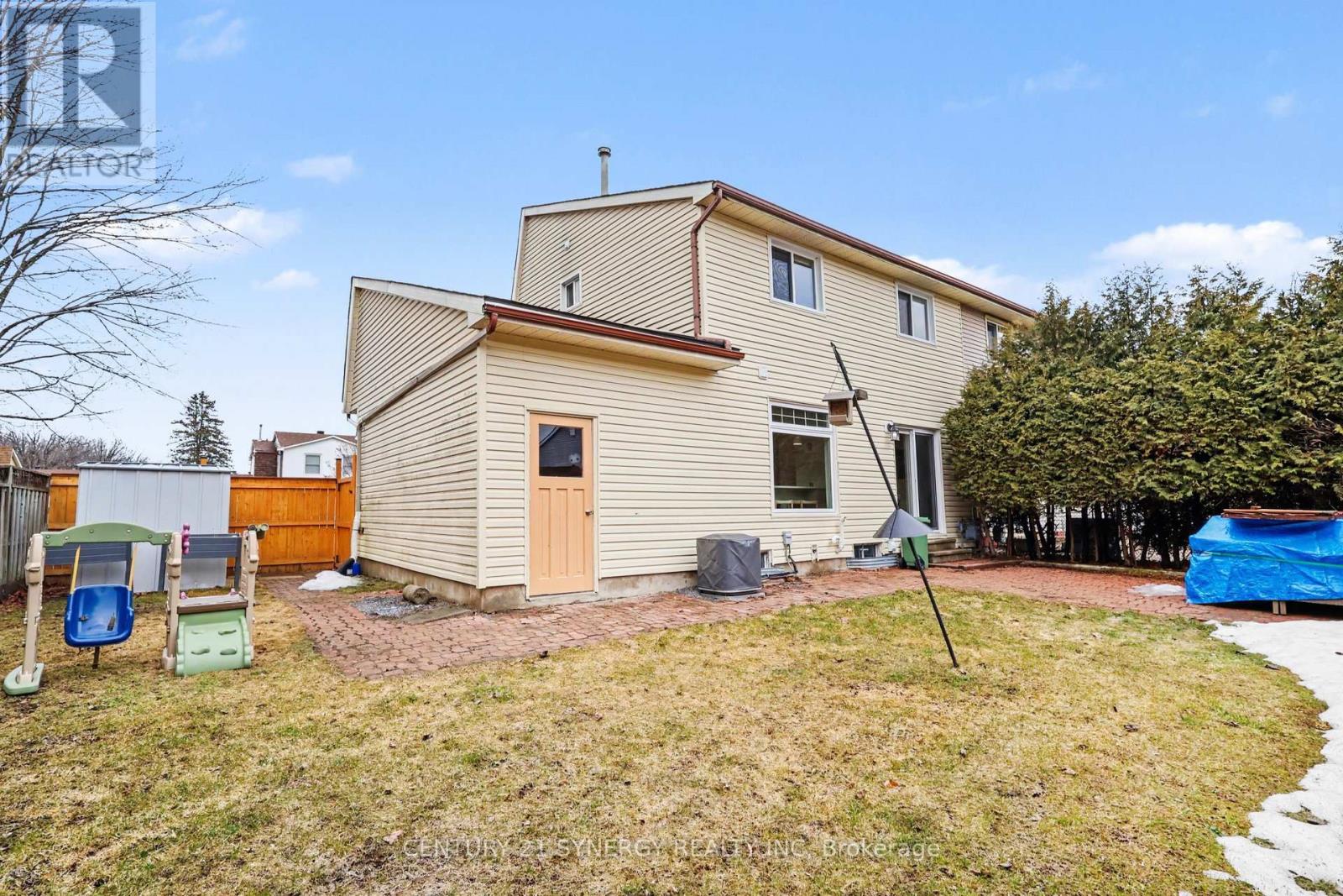 771 Vinette Crescent