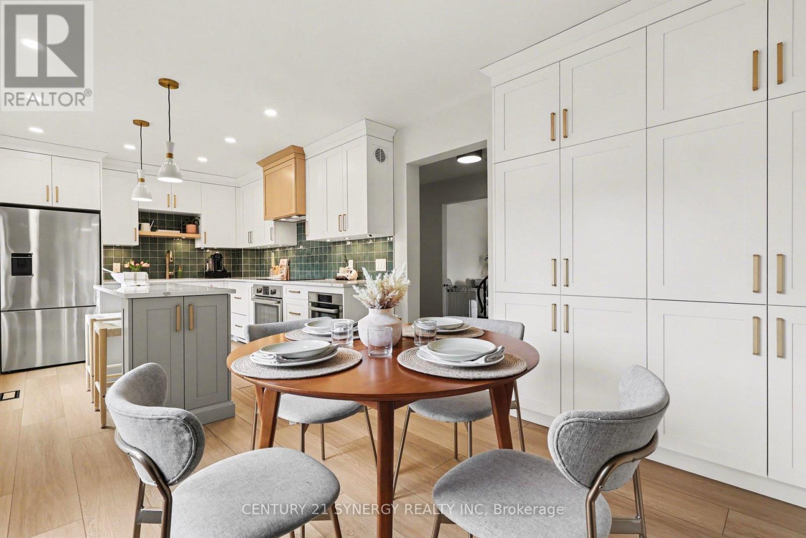 771 Vinette Crescent