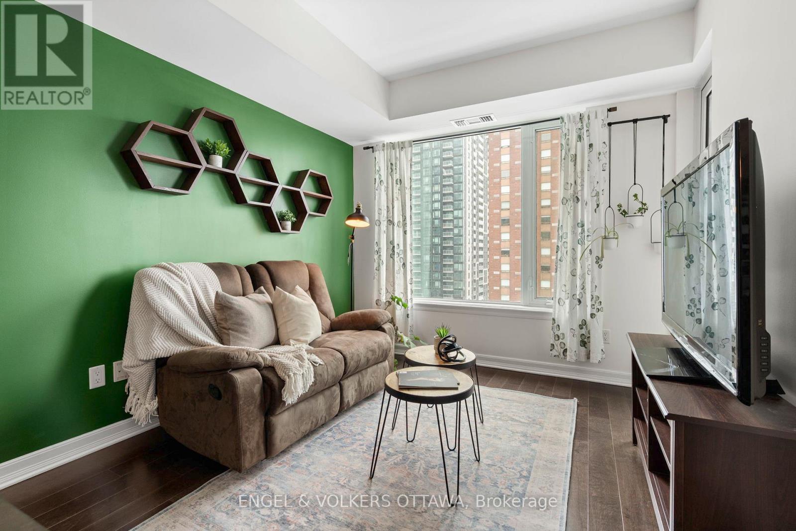 811 - 238 Besserer Street