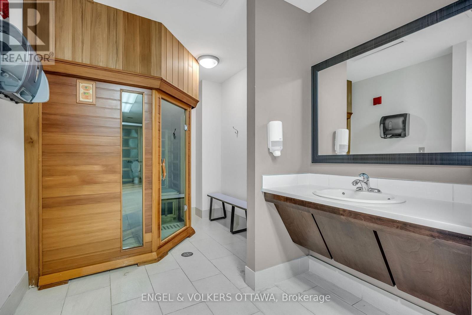 811 - 238 Besserer Street