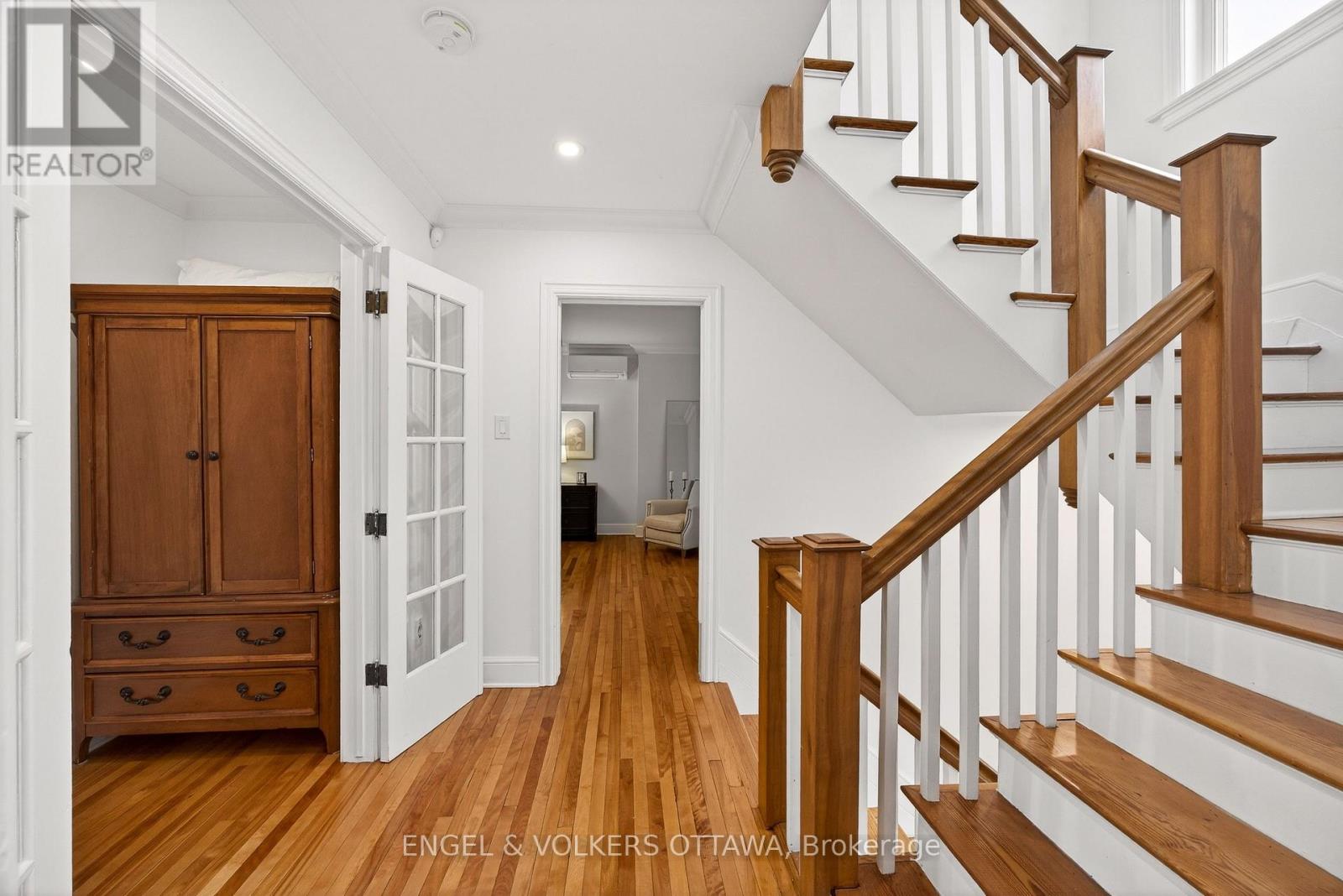 498 Queen Elizabeth Drive