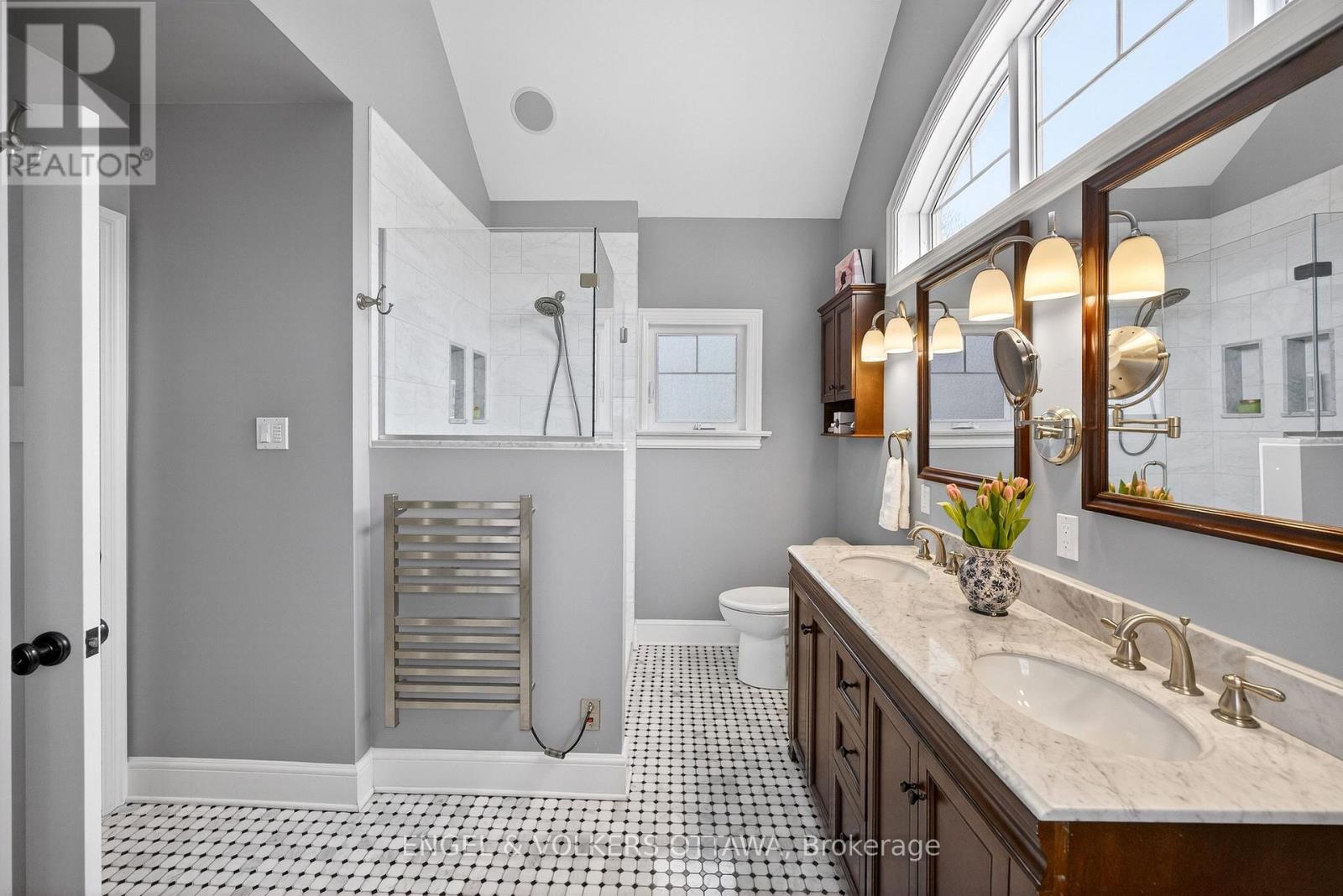 498 Queen Elizabeth Drive