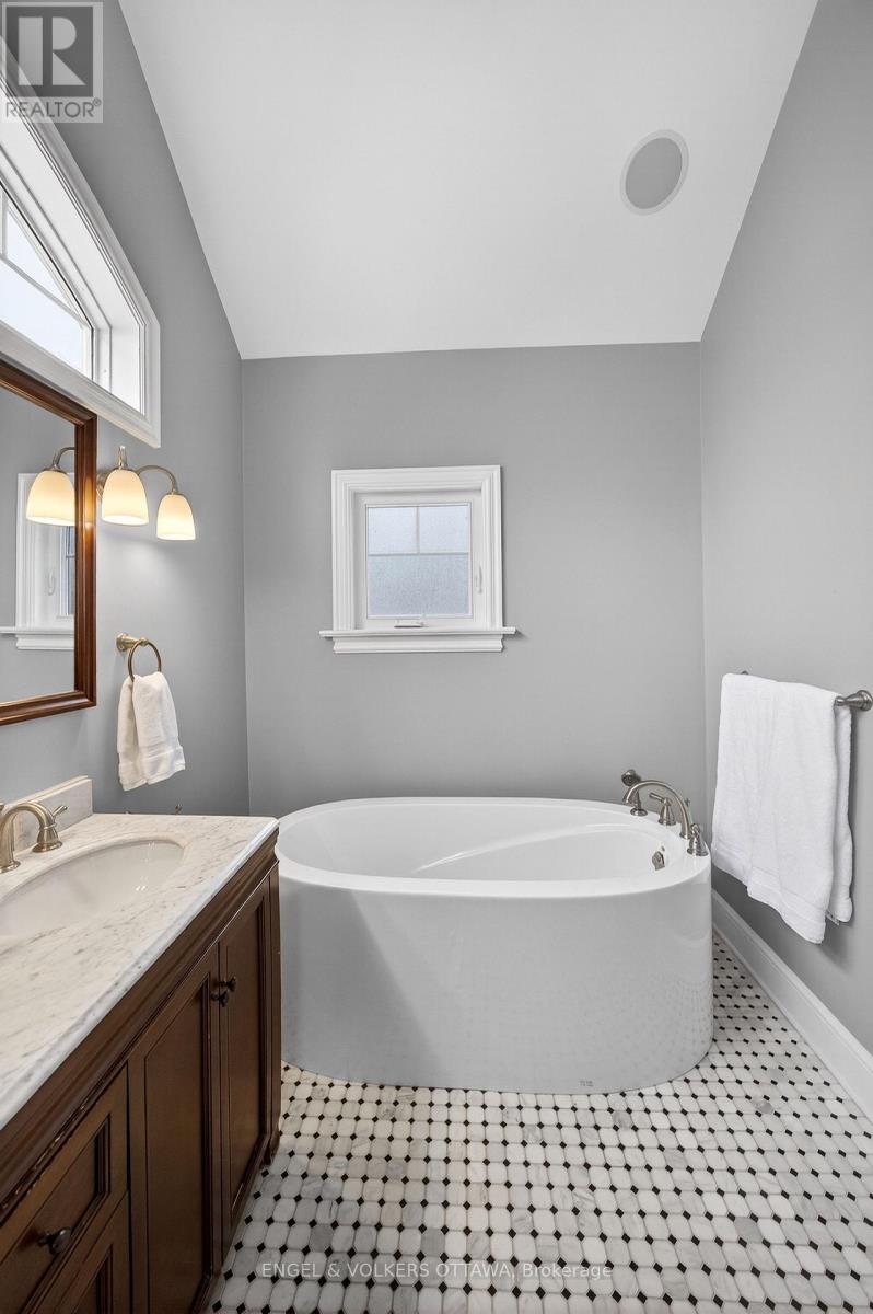 498 Queen Elizabeth Drive