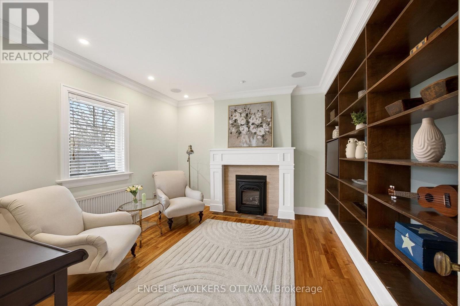 498 Queen Elizabeth Drive