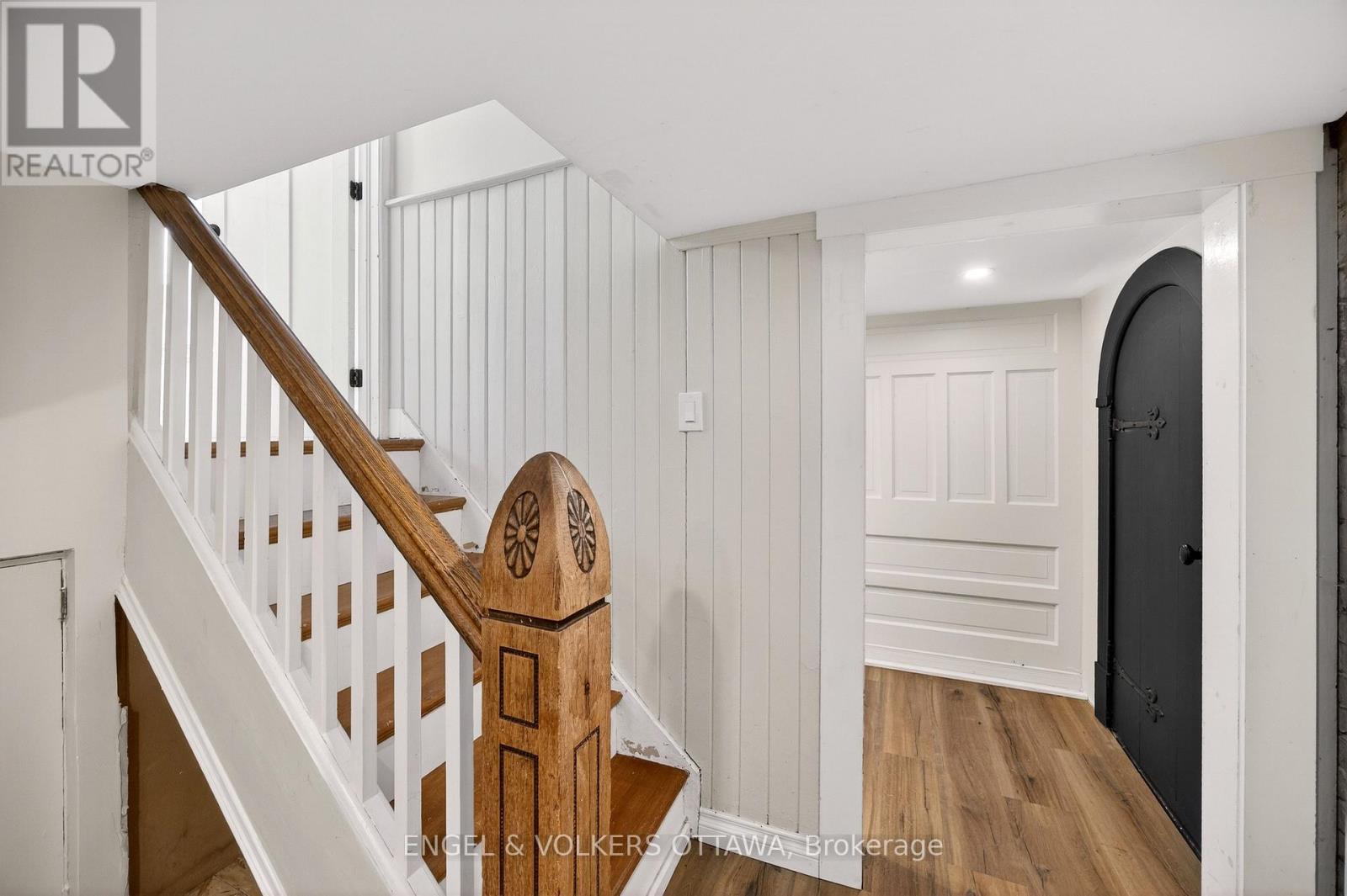 498 Queen Elizabeth Drive