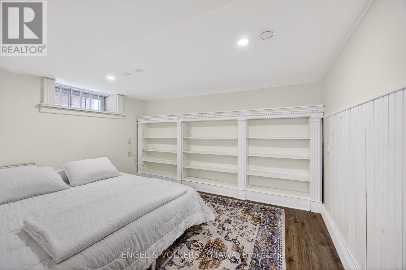 498 Queen Elizabeth Drive