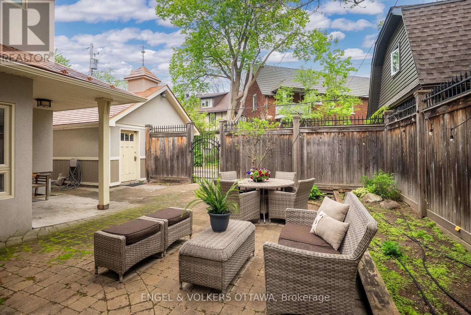 498 Queen Elizabeth Drive