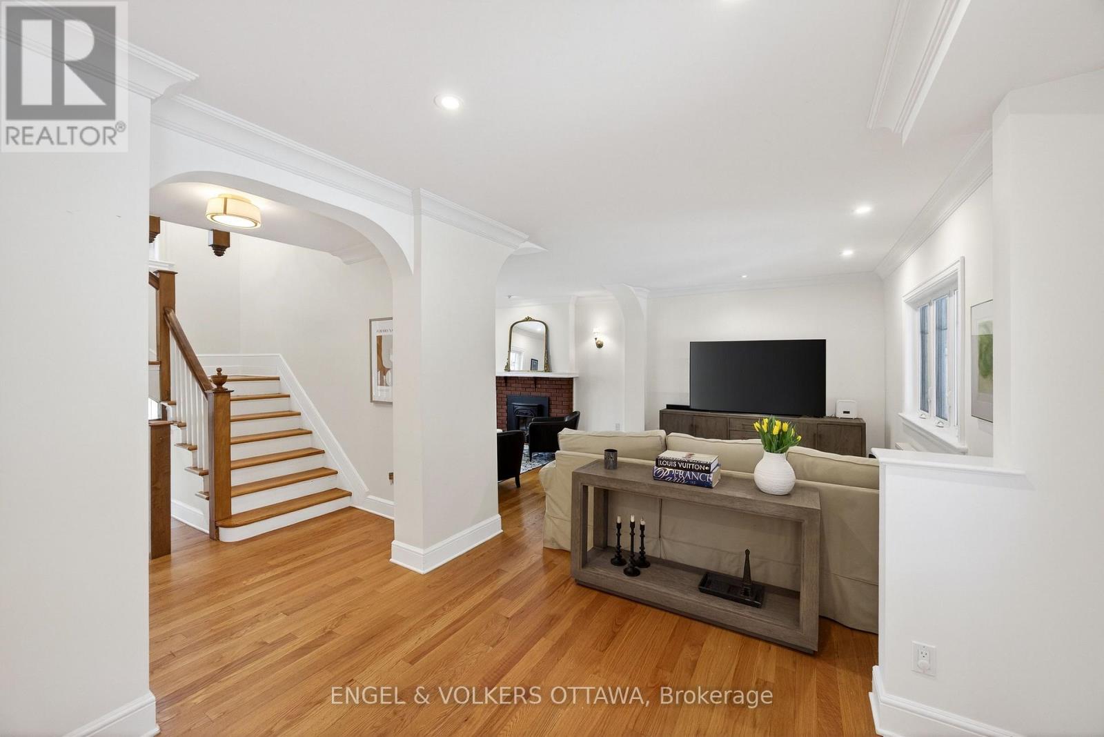 498 Queen Elizabeth Drive