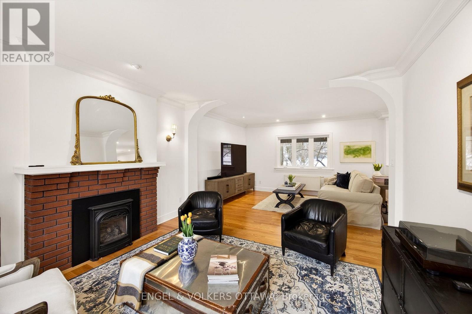 498 Queen Elizabeth Drive