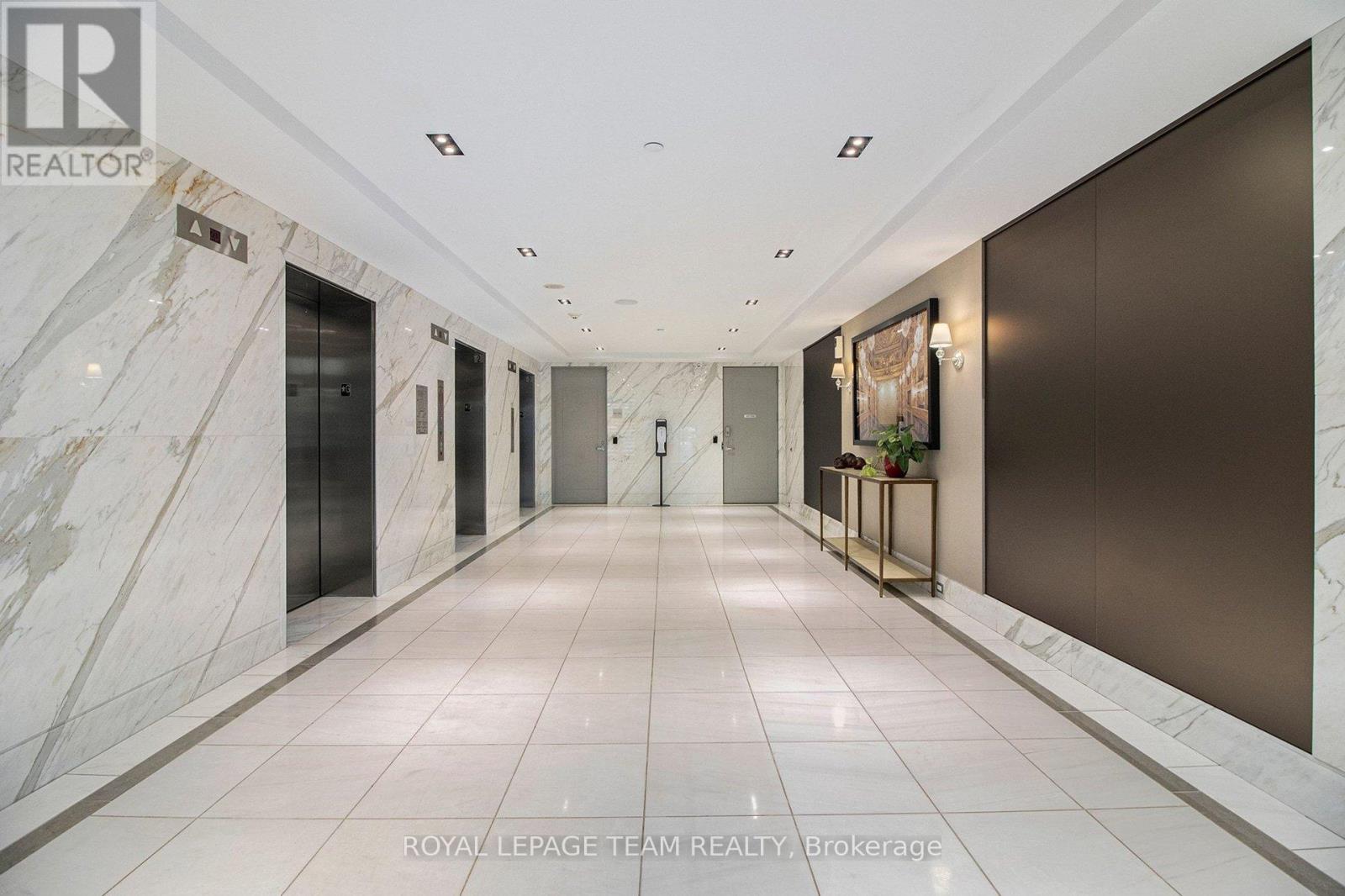 406 - 111 Champagne Avenue S