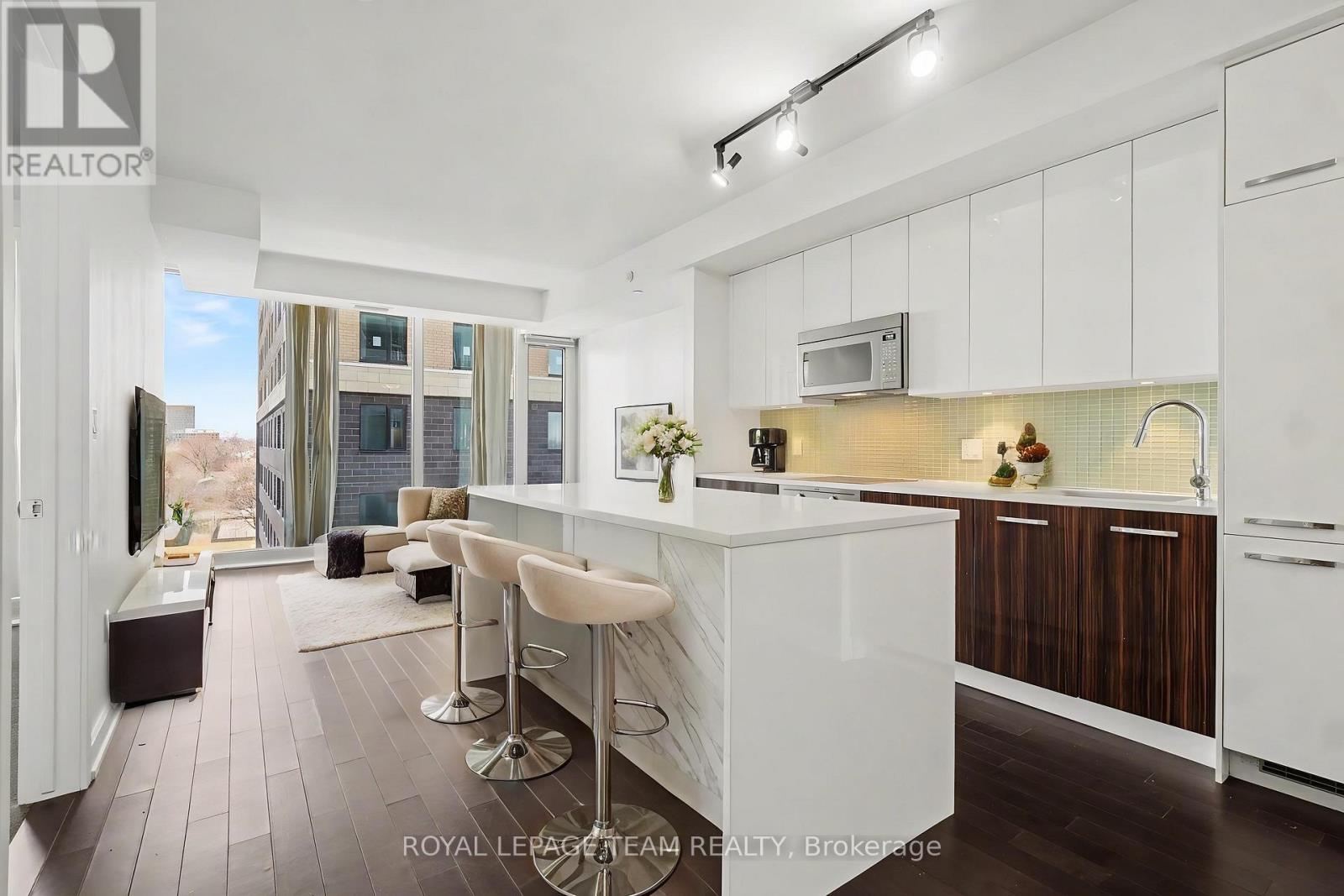 406 - 111 Champagne Avenue S