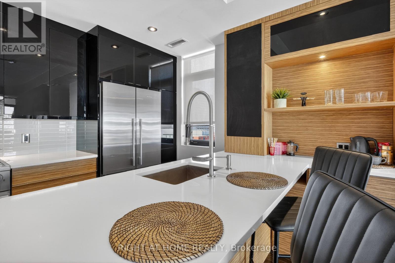 901 - 374 Cooper Street