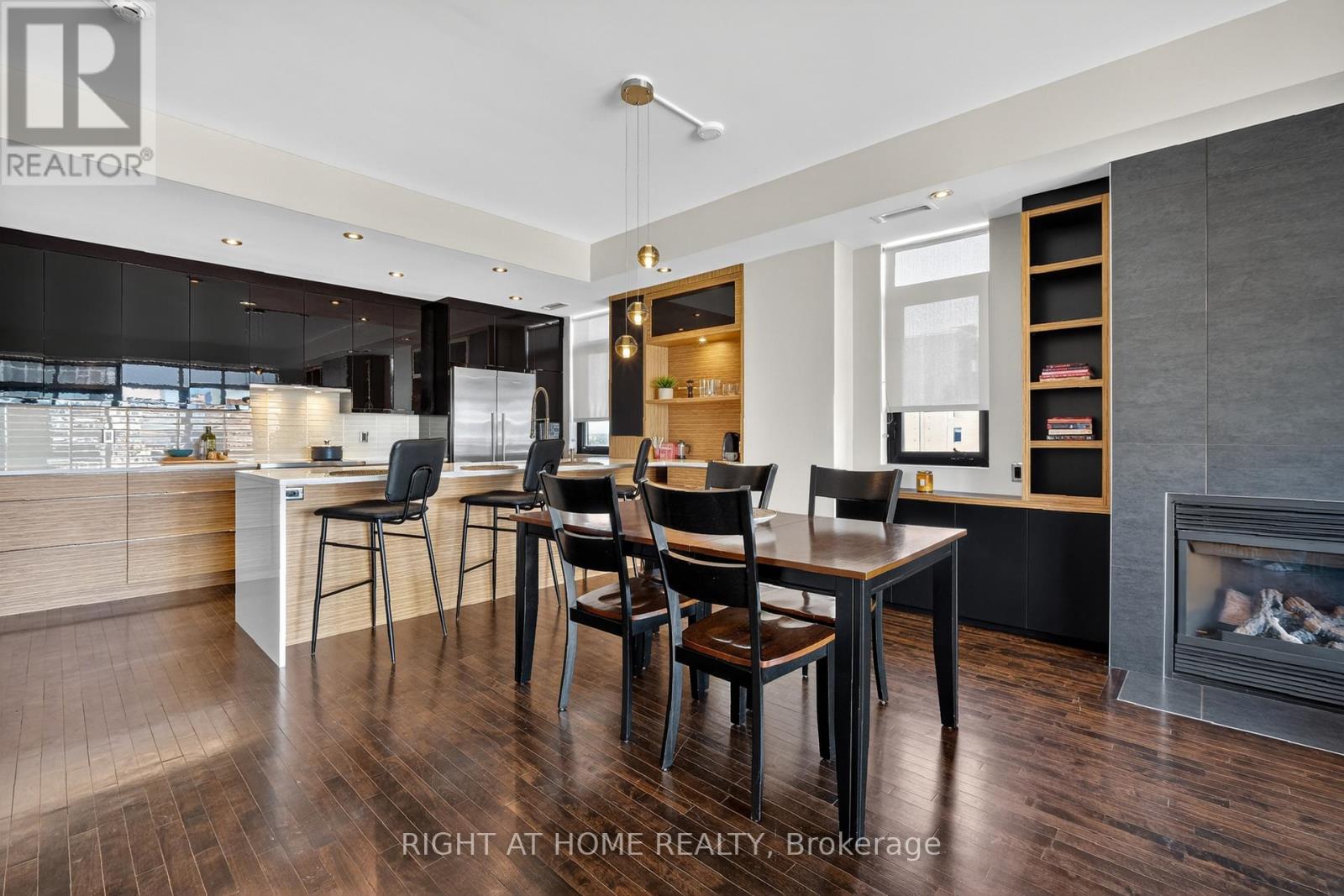 901 - 374 Cooper Street