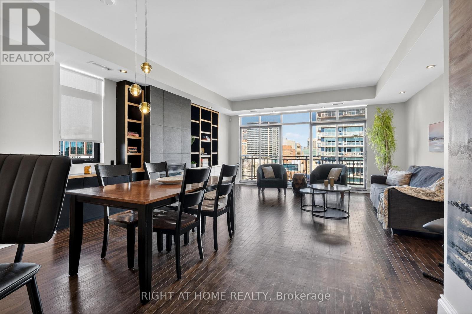 901 - 374 Cooper Street