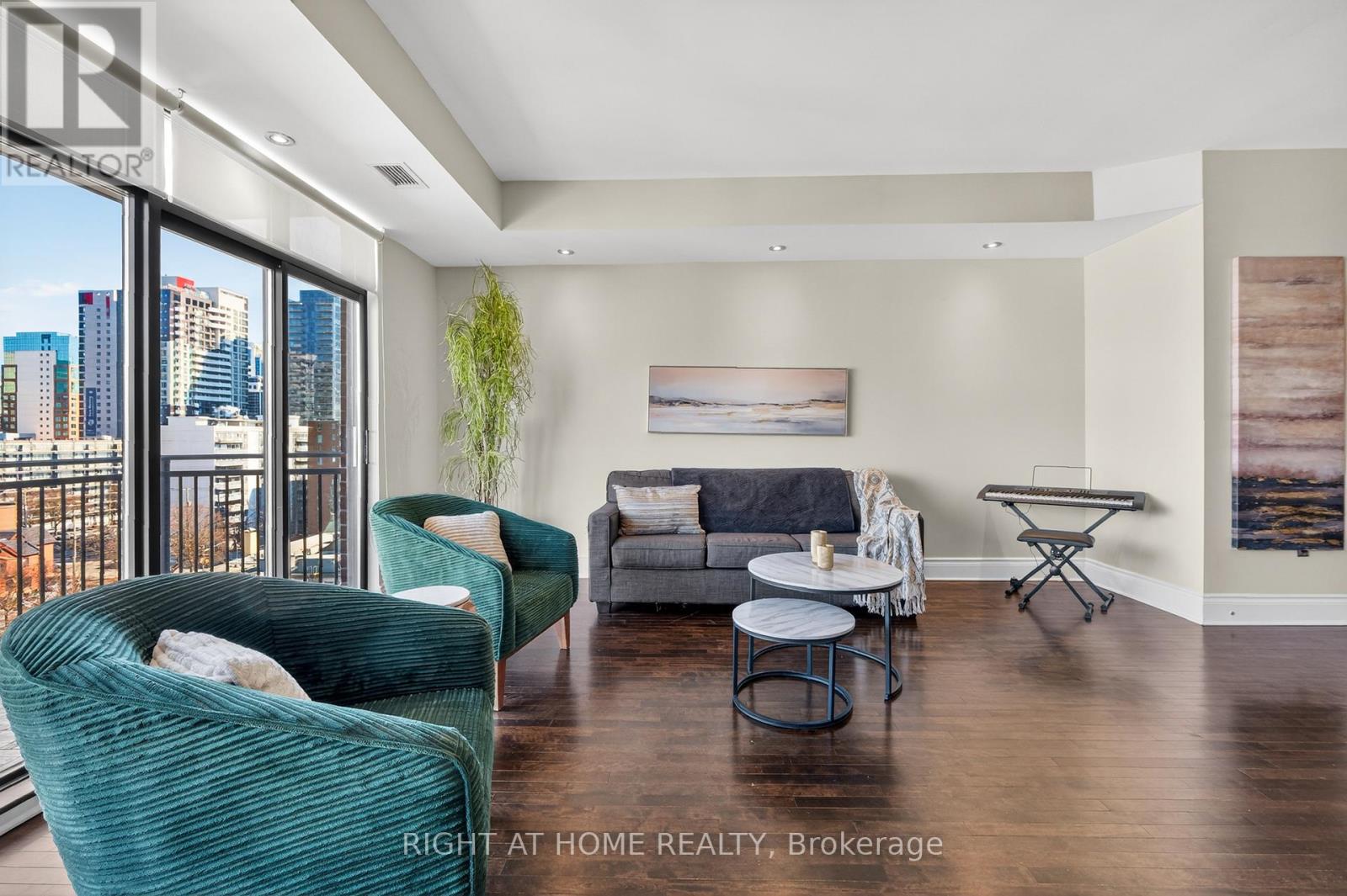 901 - 374 Cooper Street