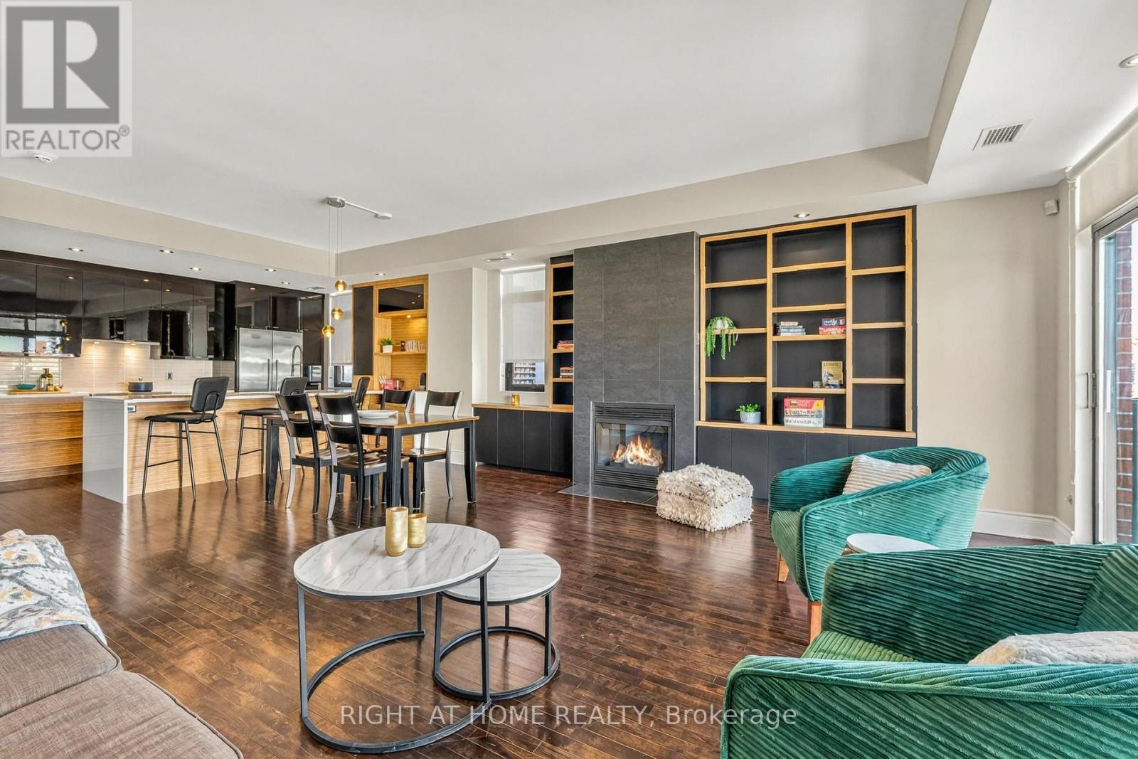 901 - 374 Cooper Street