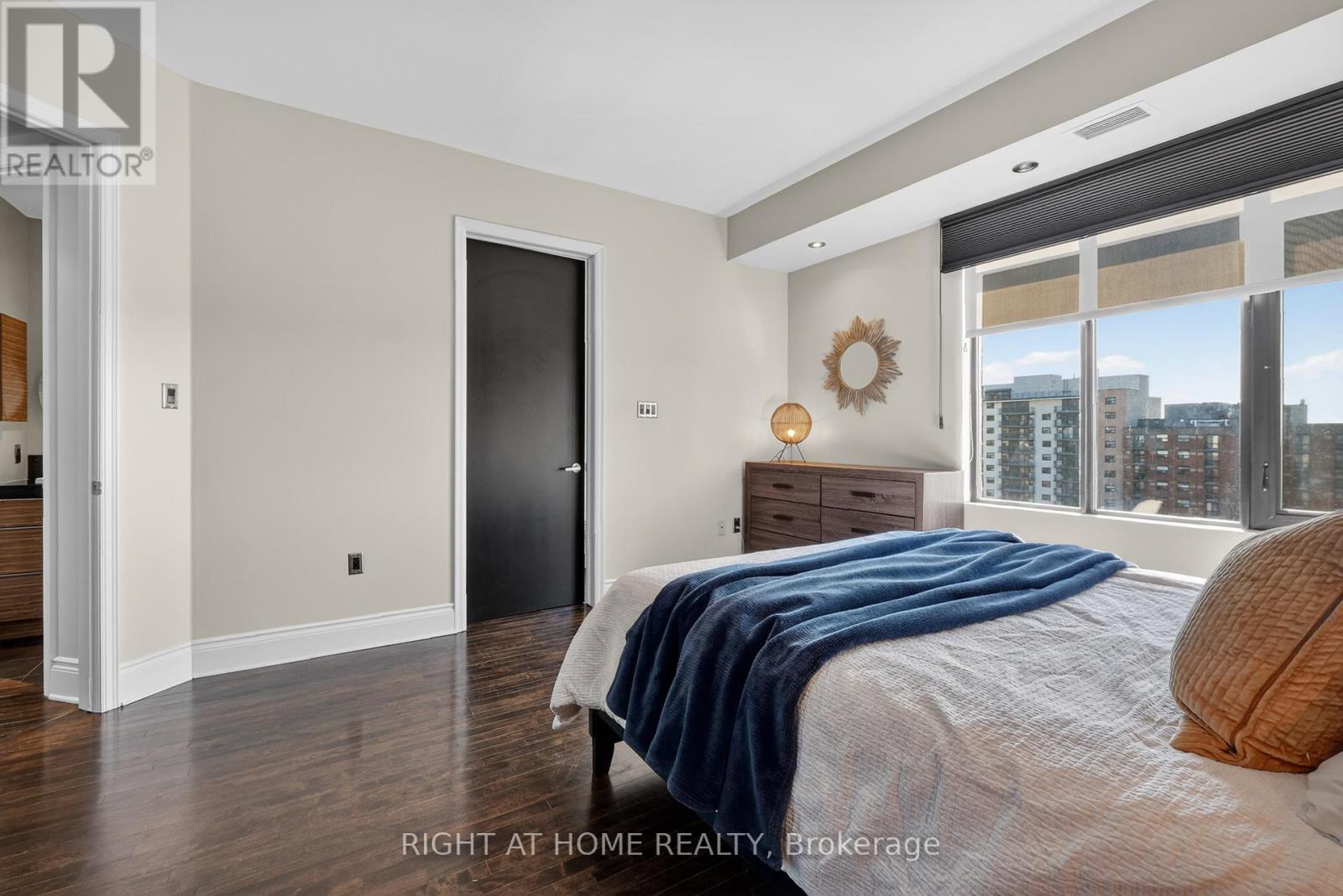 901 - 374 Cooper Street