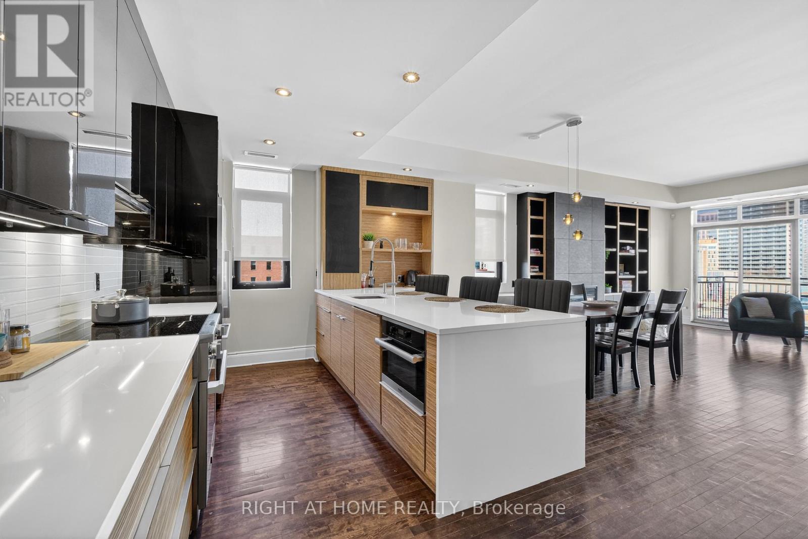 901 - 374 Cooper Street