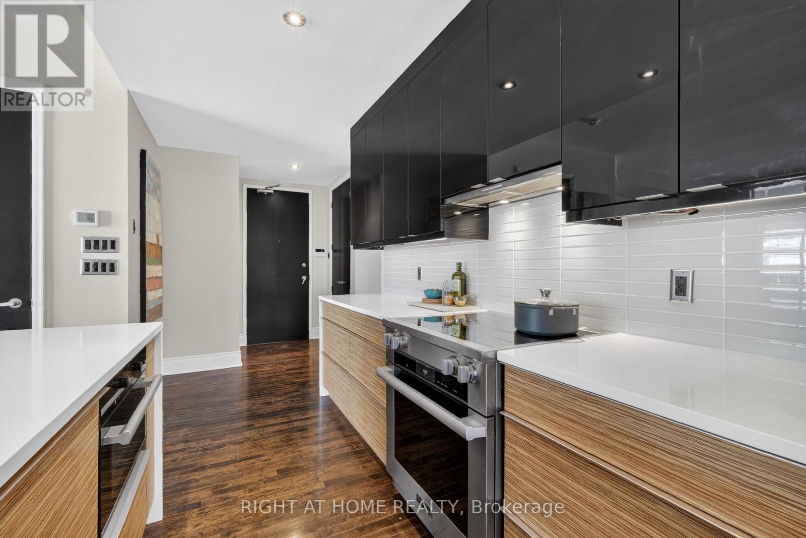 901 - 374 Cooper Street