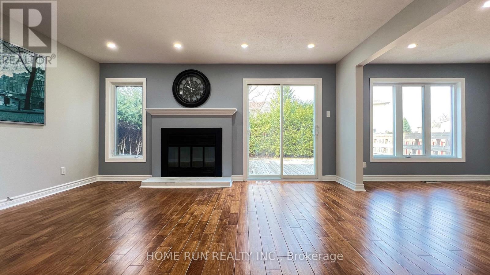 184 Pinetrail Crescent