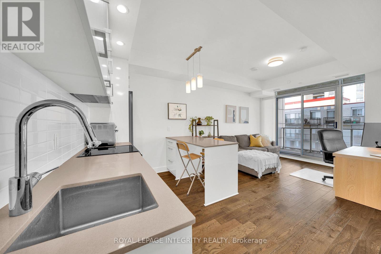 #604 - 255 Bay Street