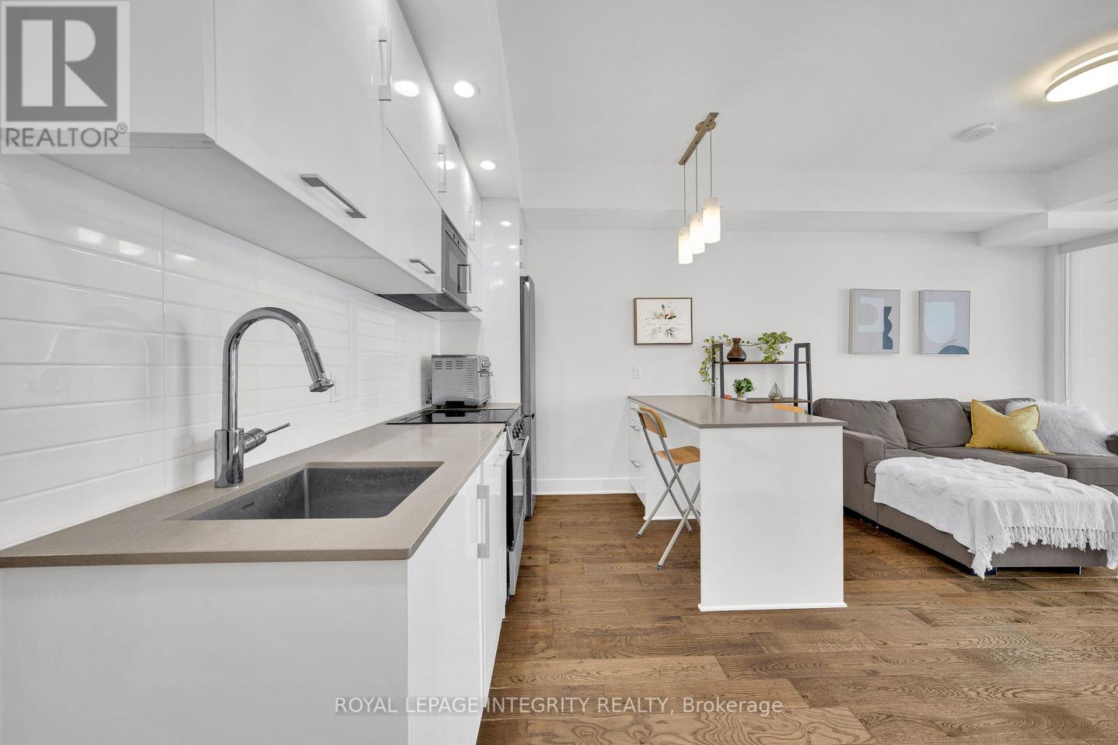 #604 - 255 Bay Street