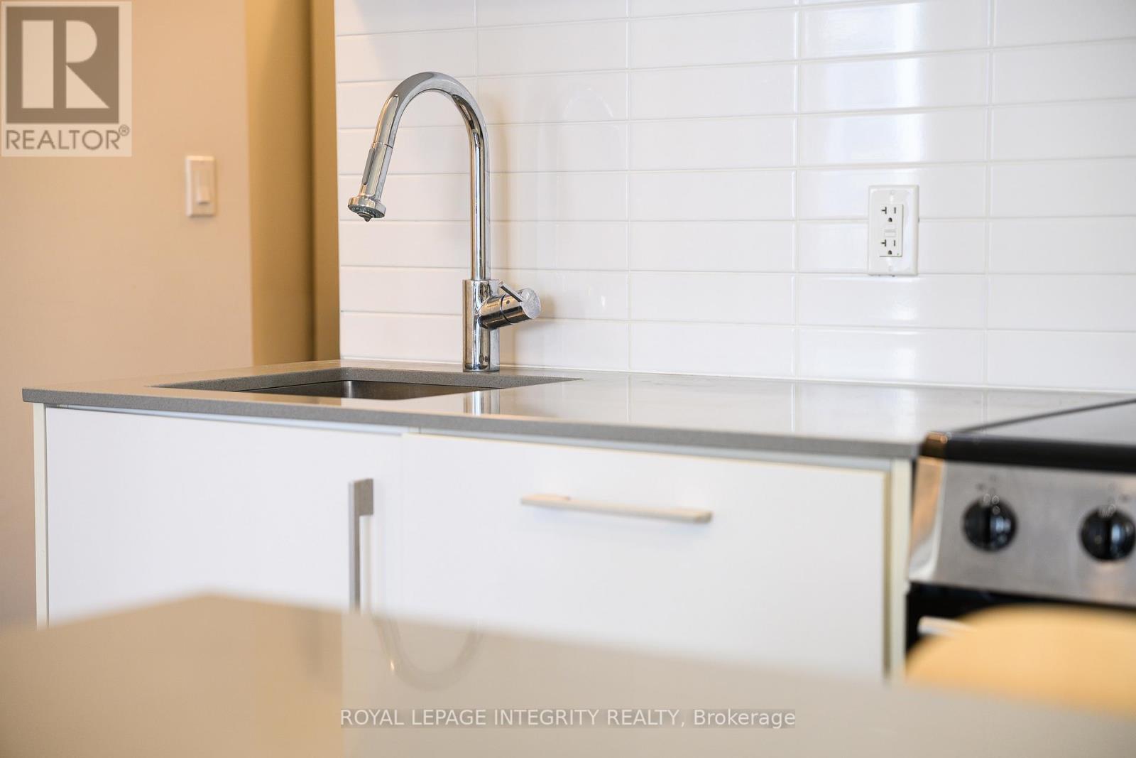 #604 - 255 Bay Street