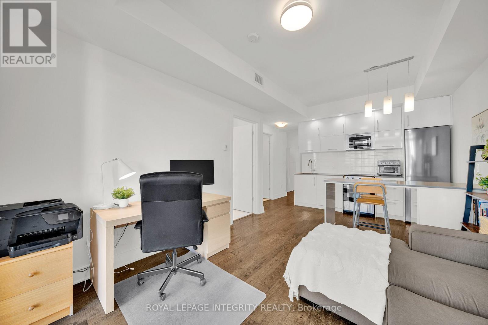 #604 - 255 Bay Street